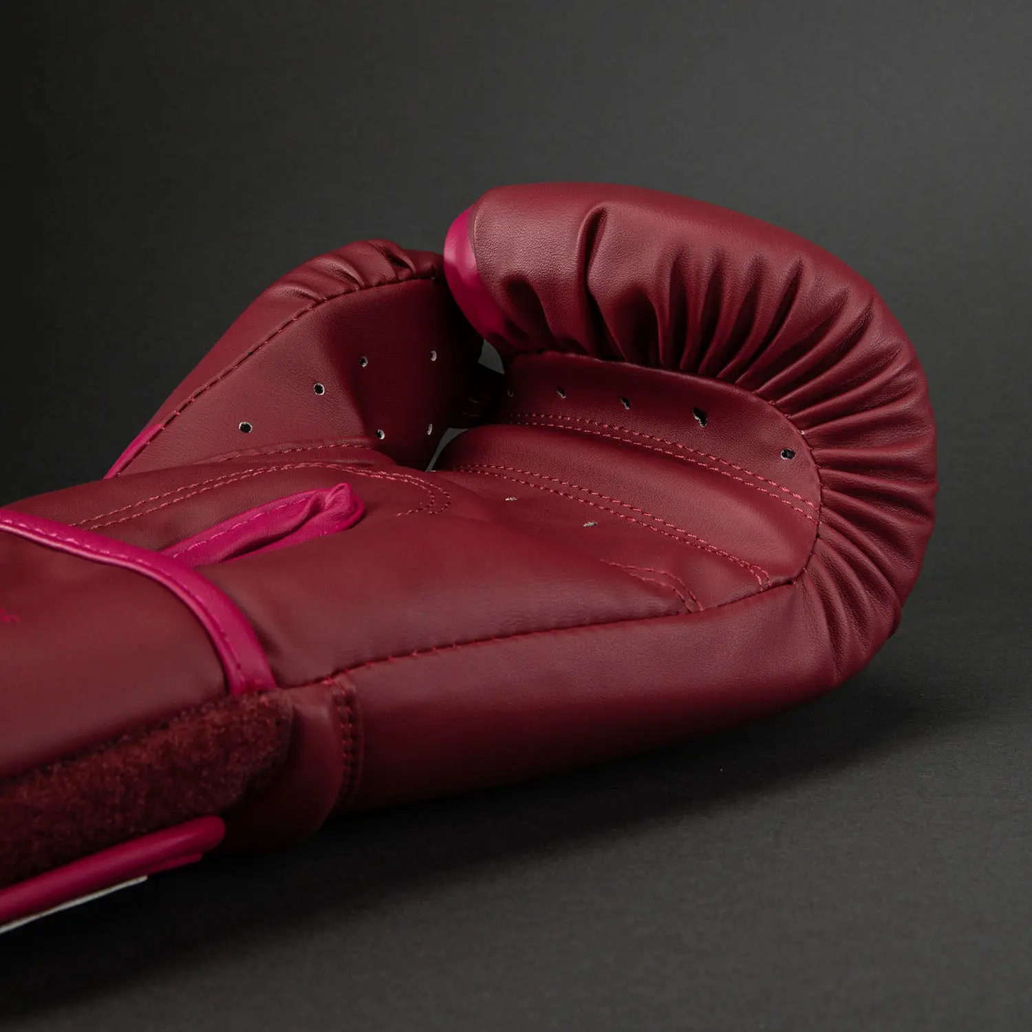 Venum Challenger 2.5 Boxing Gloves – Rasberry Pink страничен изглед.