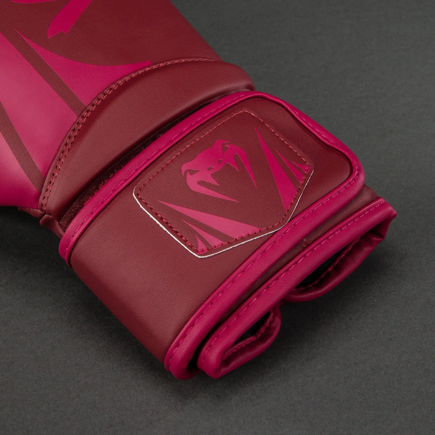 Venum Challenger 2.5 Boxing Gloves – Rasberry Pink детайл на логото.