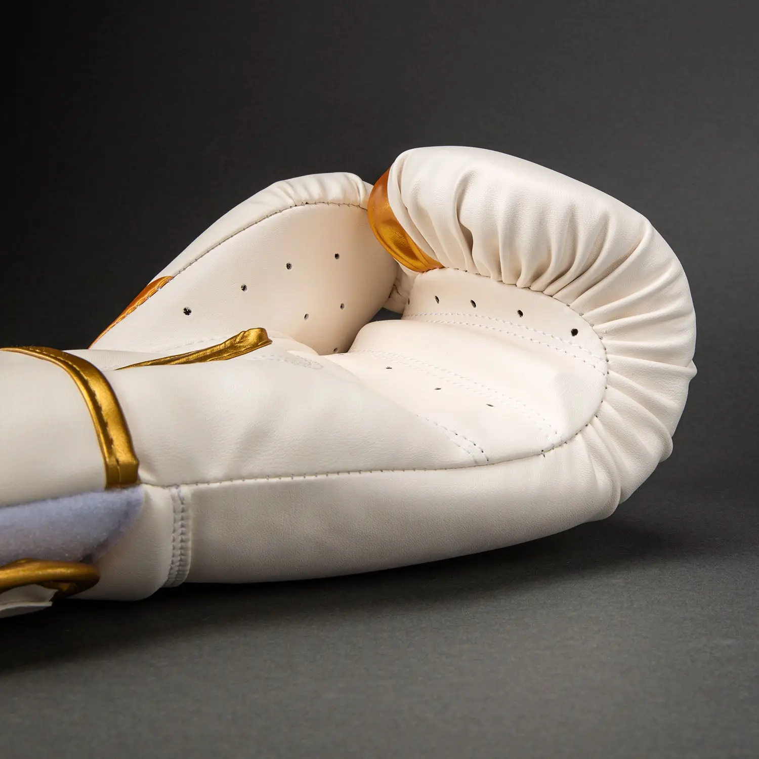 Venum Challenger 2.5 Boxing Gloves – White/Gold, детайл от ръкавицата