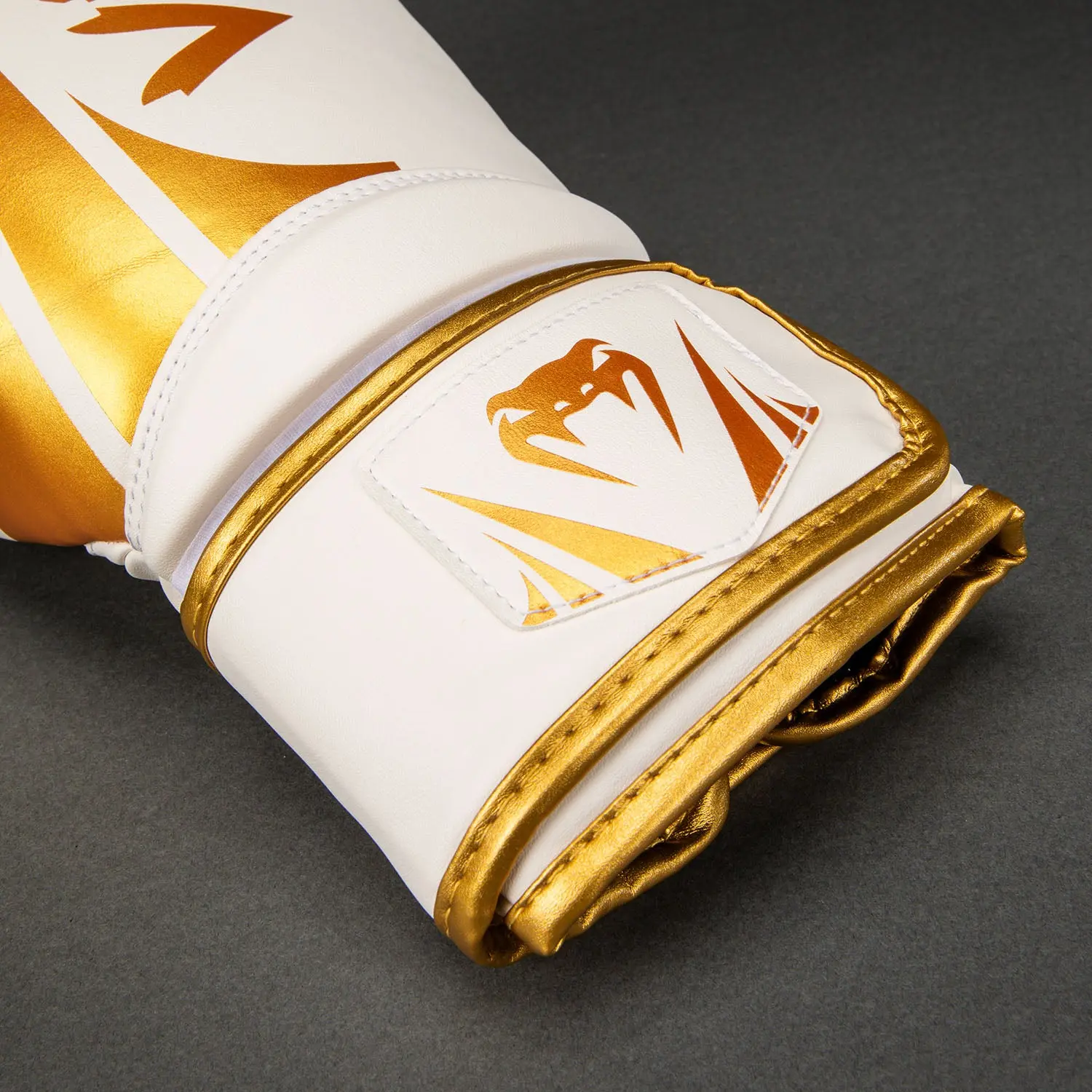 Venum Challenger 2.5 Boxing Gloves – White/Gold, лого Venum