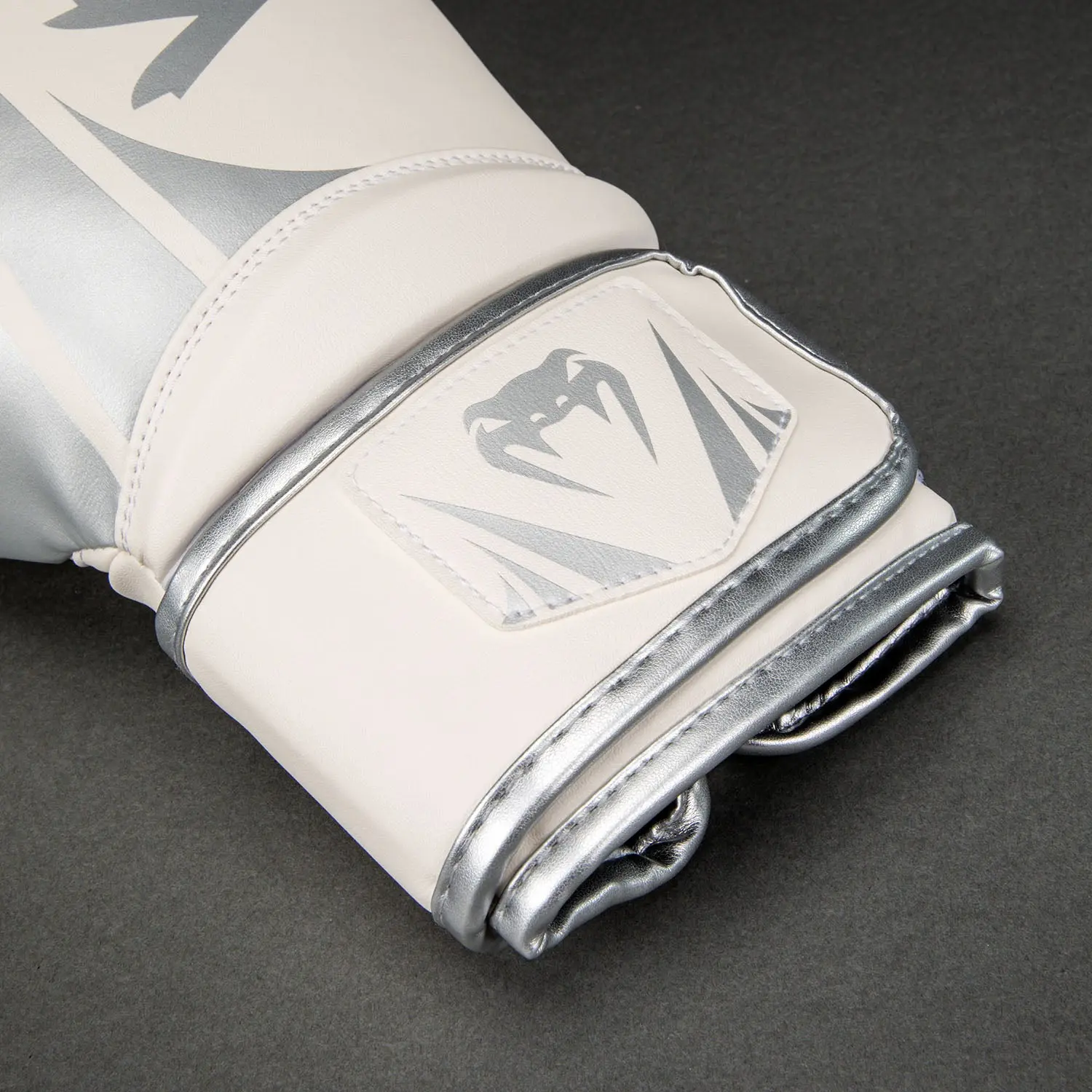 Venum Challenger 2.5 Boxing Gloves – White/Silver близък план на логото