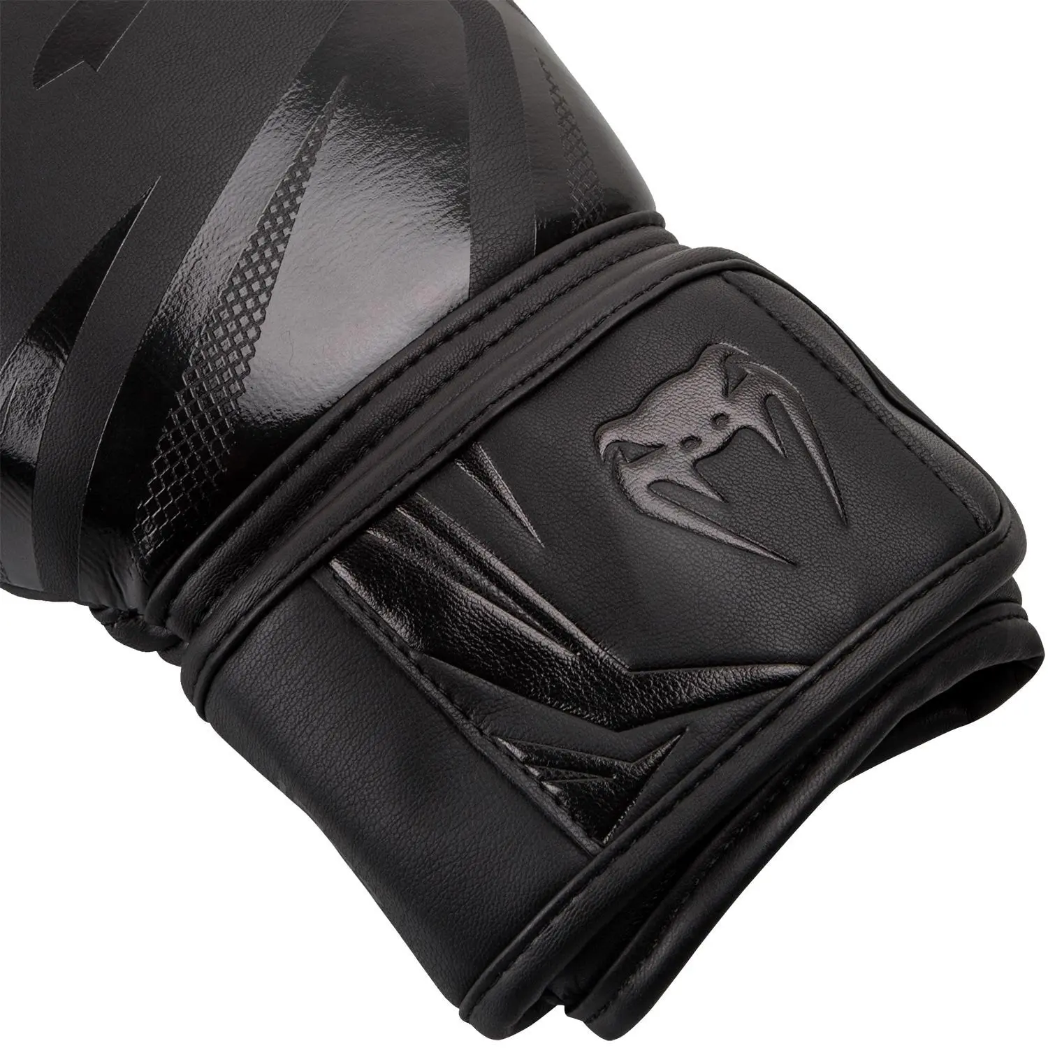 Venum Challenger 3.0 Boxing Gloves - Black, детайл от емблемата.