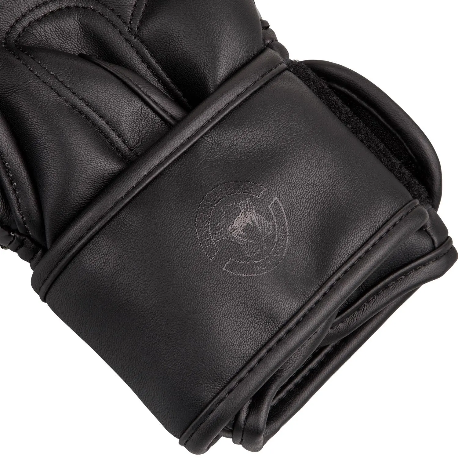 Venum Challenger 3.0 Boxing Gloves - Black, детайл от каишката.