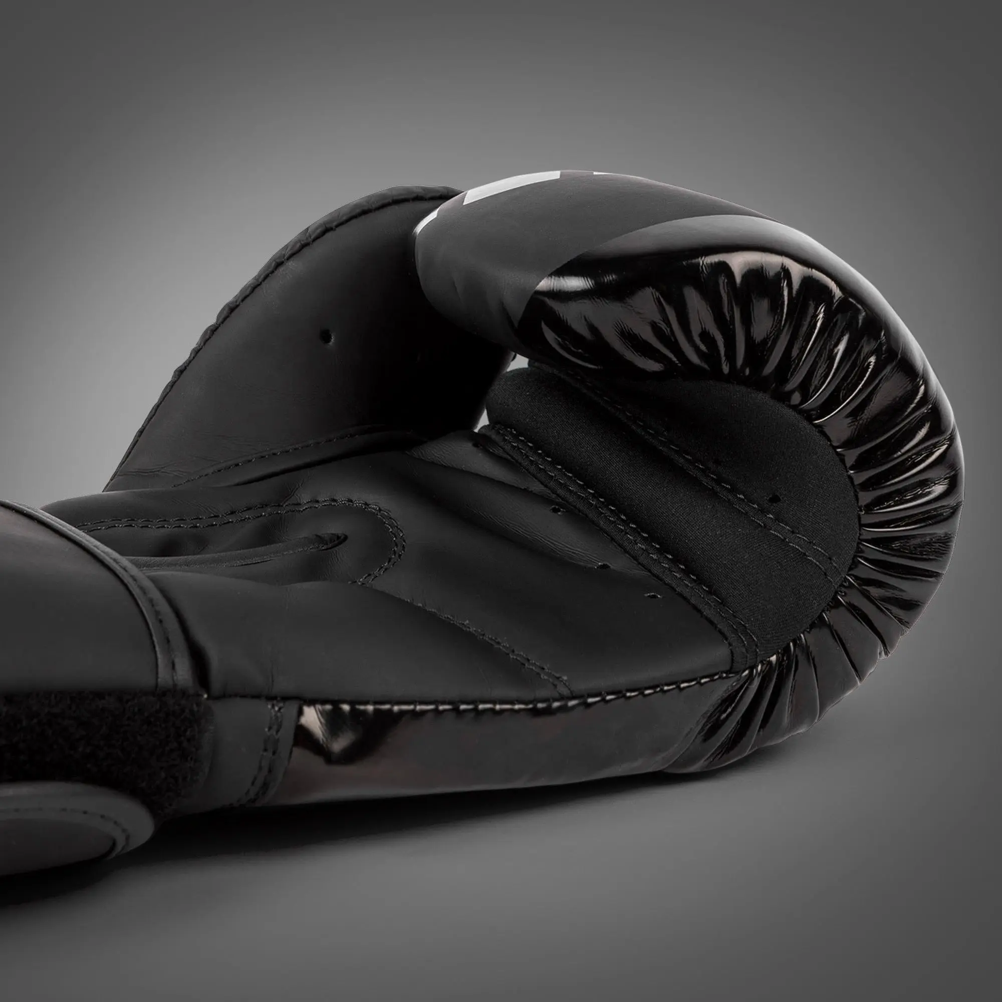 Venum Challenger 3.0 Shockwave Boxing Gloves - Black детайл