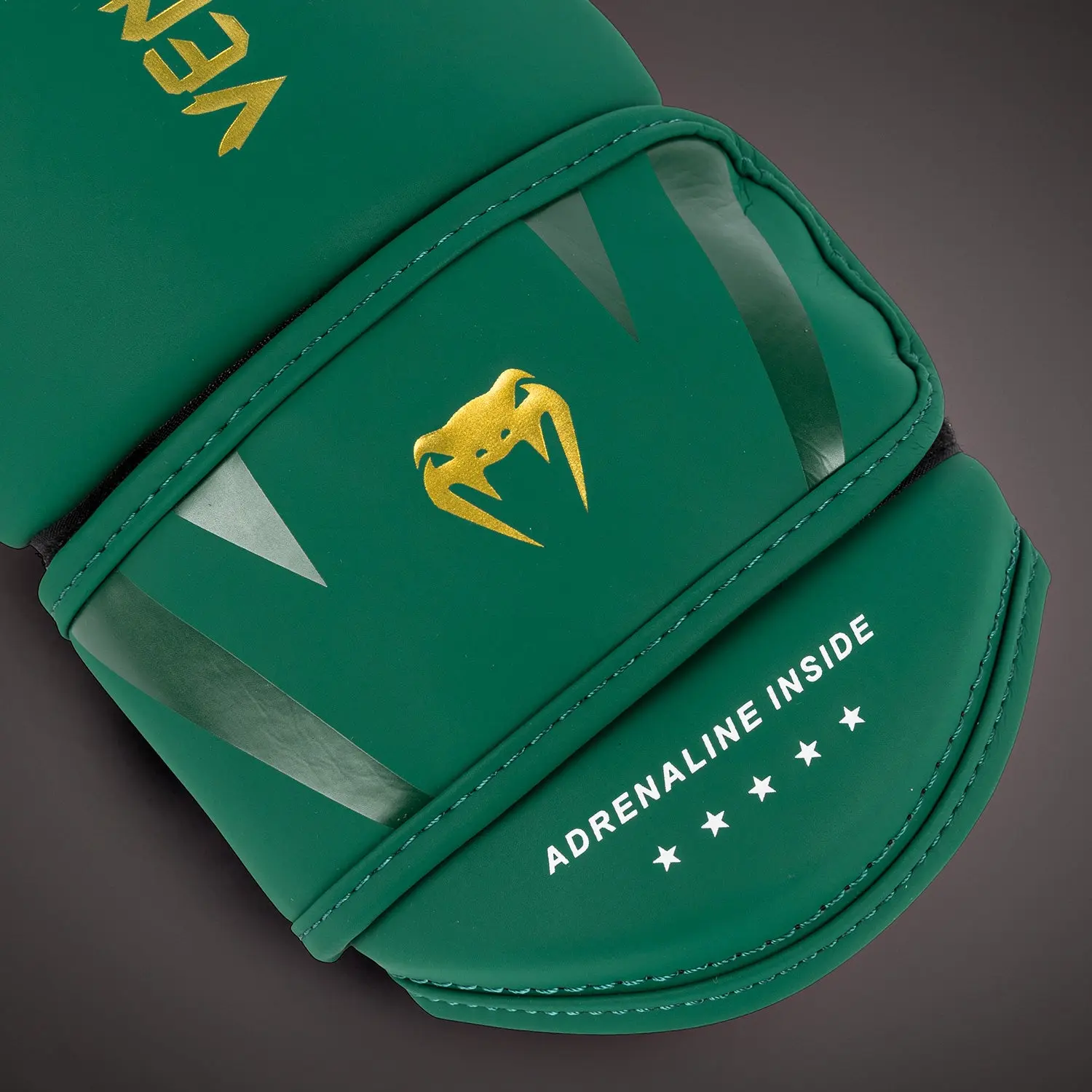 Venum Challenger 4.0 Boxing Gloves - Army Green, детайл с лого