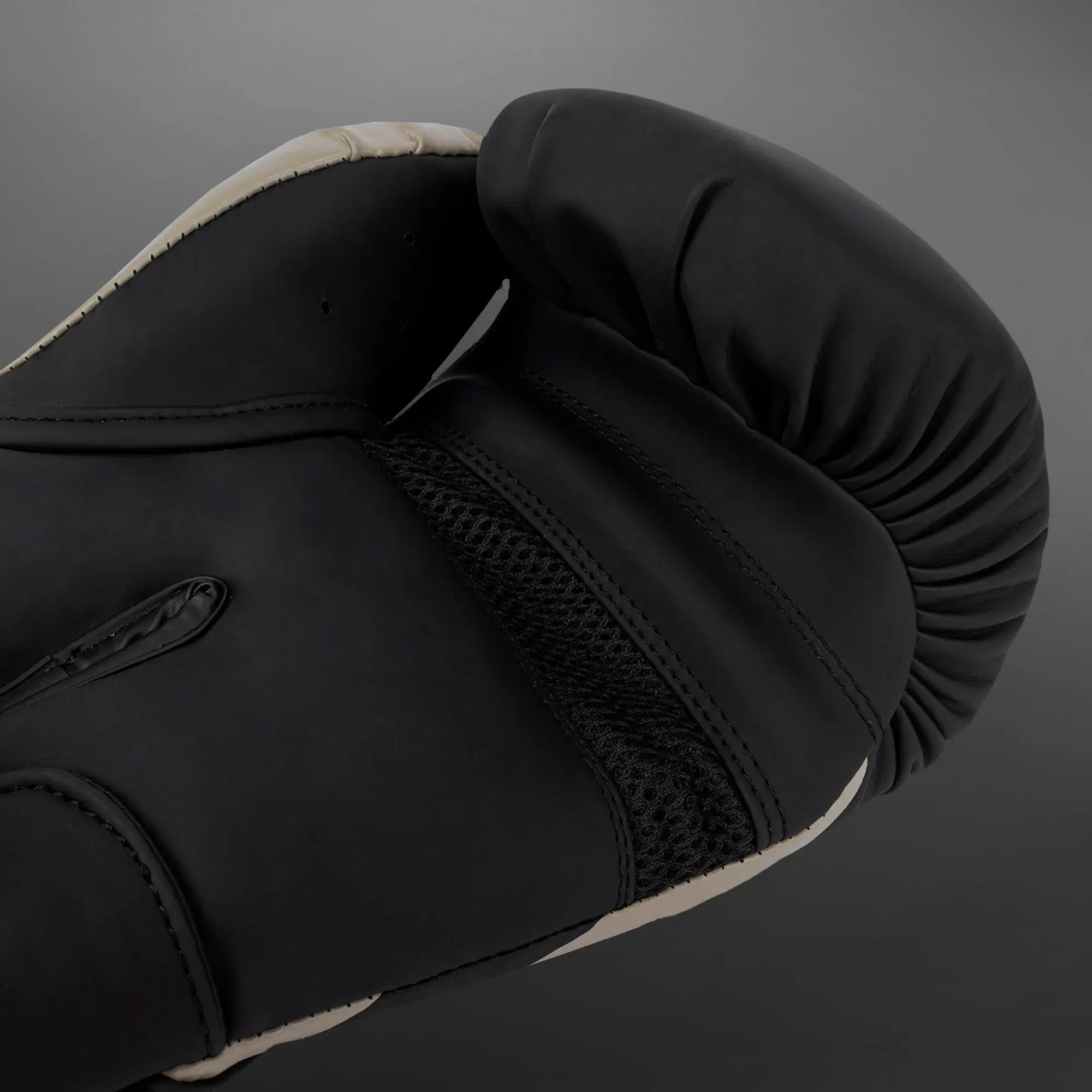 Venum Challenger 4.0 Boxing Gloves - Black/Beige детайл на пръстите