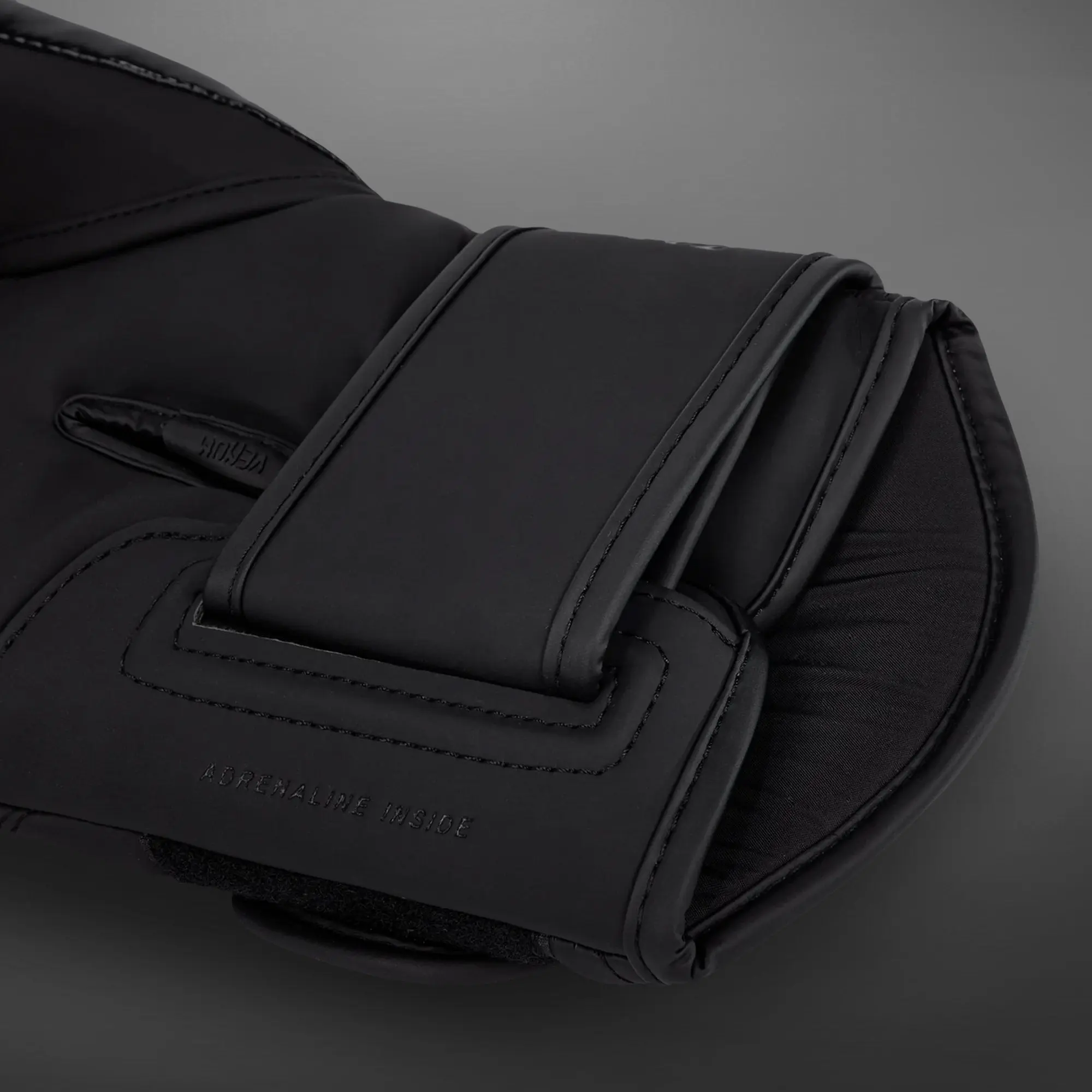 Venum Challenger 4.0 Boxing Gloves - Black/Black детайл на закопчаване