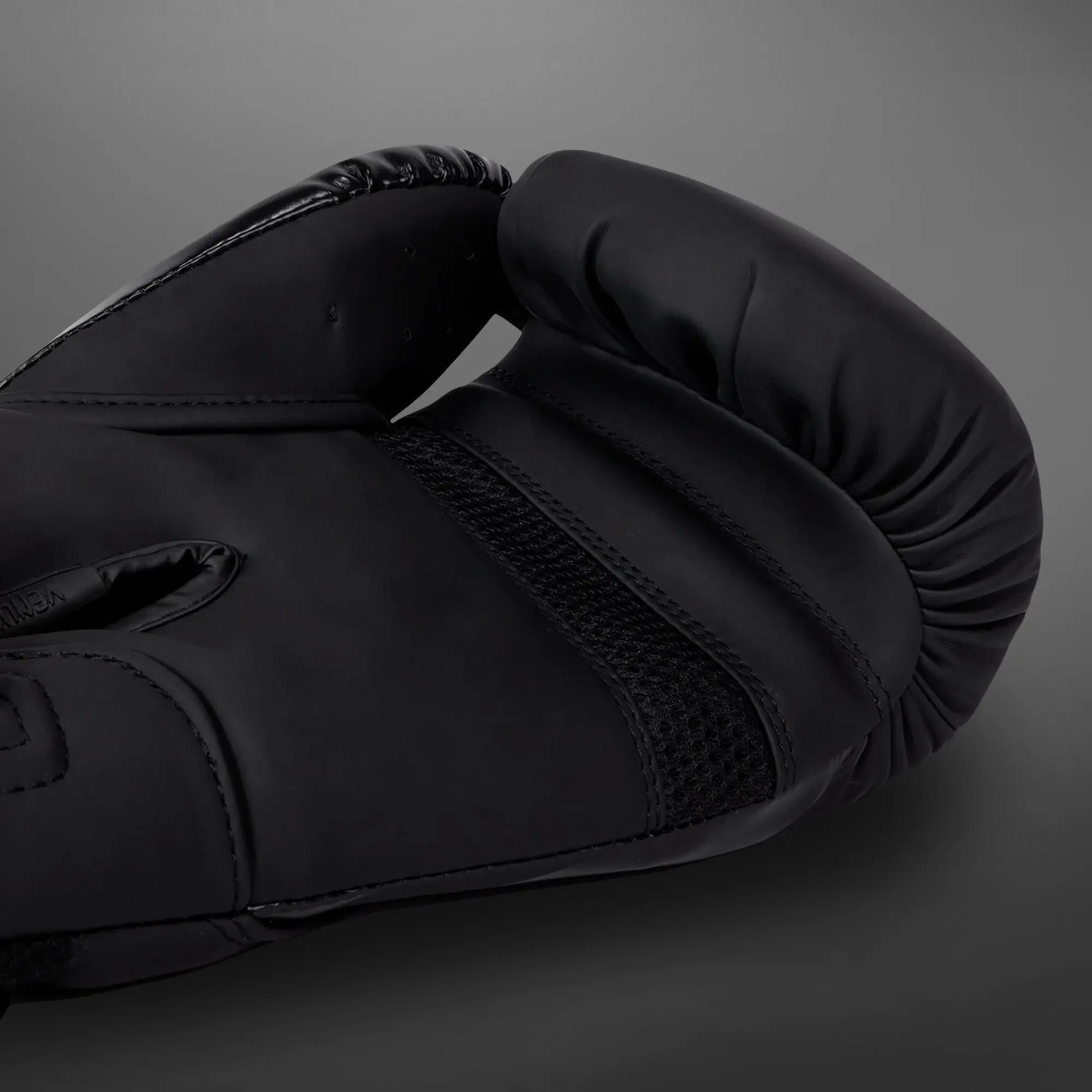 Venum Challenger 4.0 Boxing Gloves - Black/Black длан