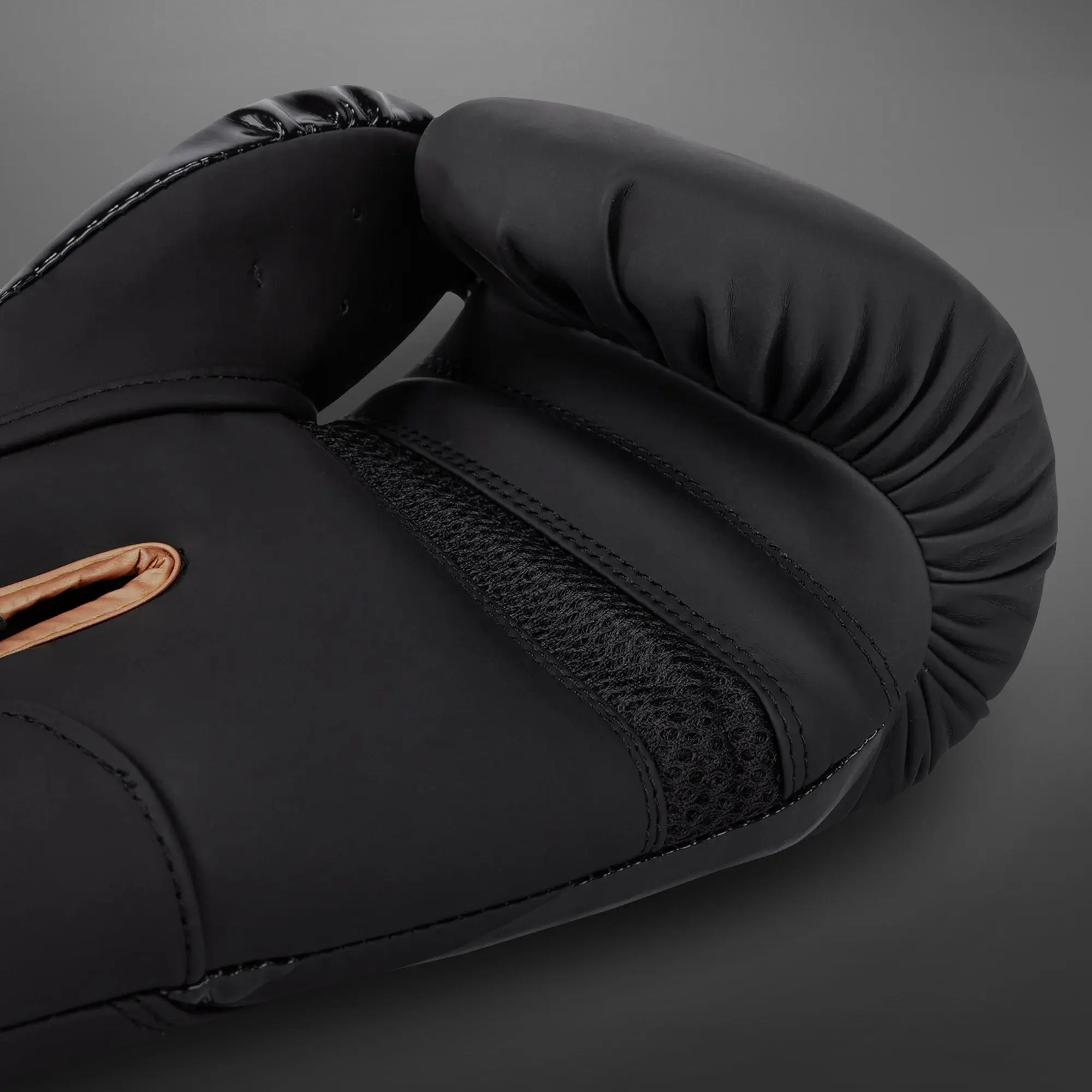 Venum Challenger 4.0 Boxing Gloves - Black/Bronze близък план на горната част