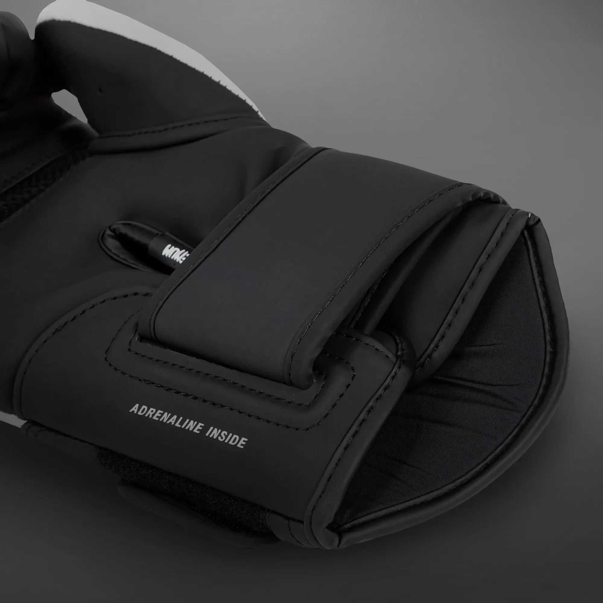 Venum Challenger 4.0 Boxing Gloves - Black/White, близък план на надпис Adrenaline Inside