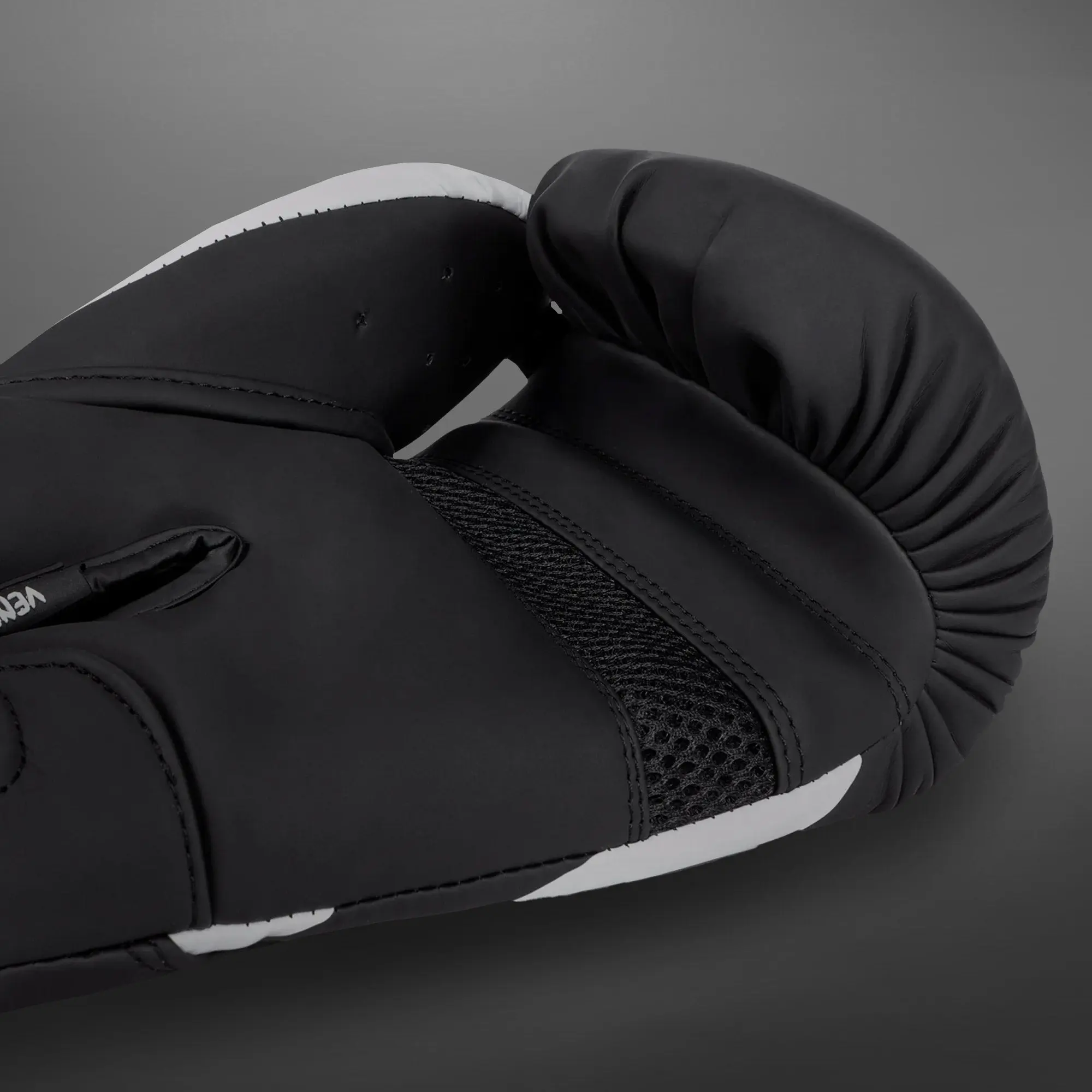 Venum Challenger 4.0 Boxing Gloves - Black/White, близък план на мрежеста част за вентилация