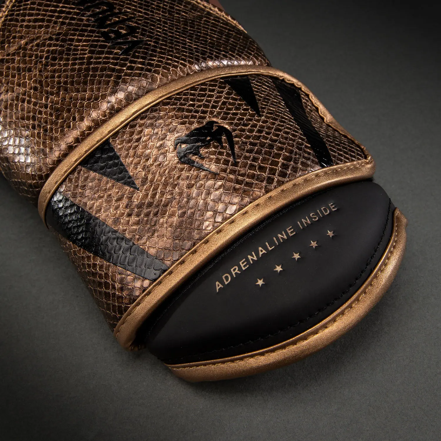 Venum Challenger 4.0 Scales Boxing Gloves - Brown/Black детайл с надпис Adrenaline Inside