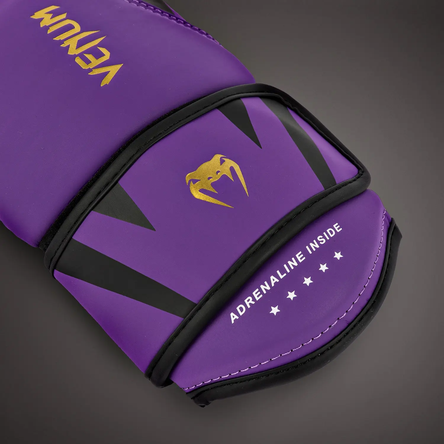 Venum Challenger 4.0 Boxing Gloves - Dark Purple, близък план на логото