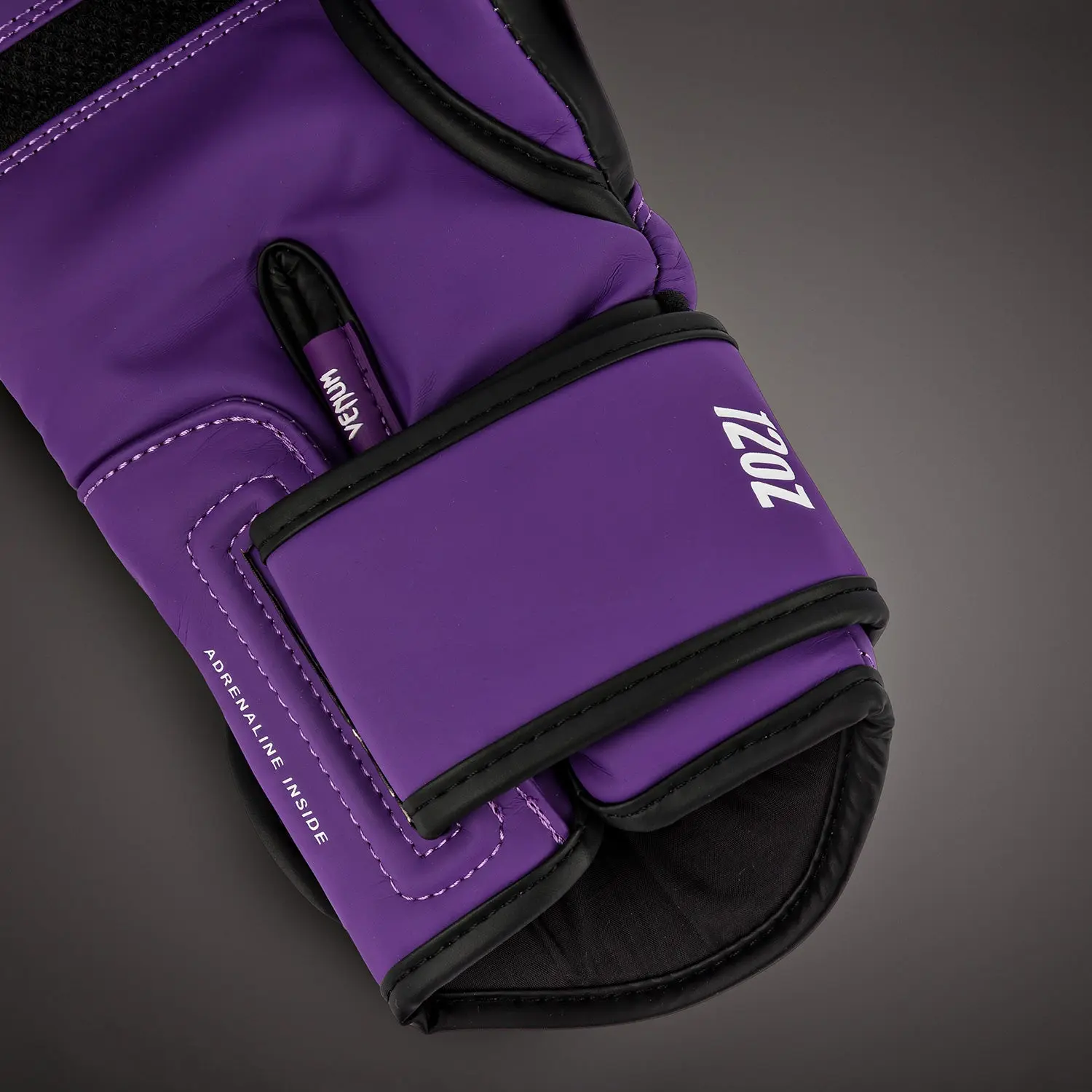 Venum Challenger 4.0 Boxing Gloves - Dark Purple, близък план на велкро закопчалката