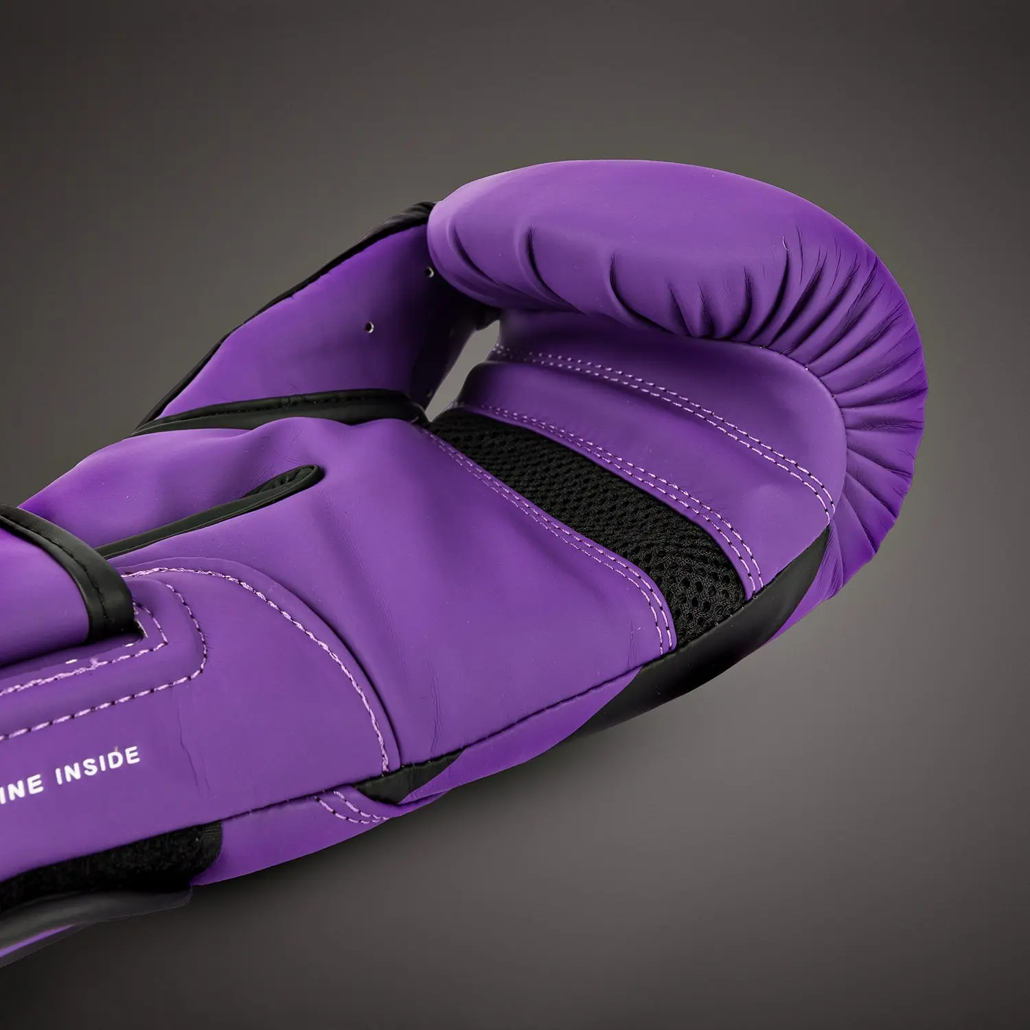 Venum Challenger 4.0 Boxing Gloves - Dark Purple, детайл от мрежестата тъкан