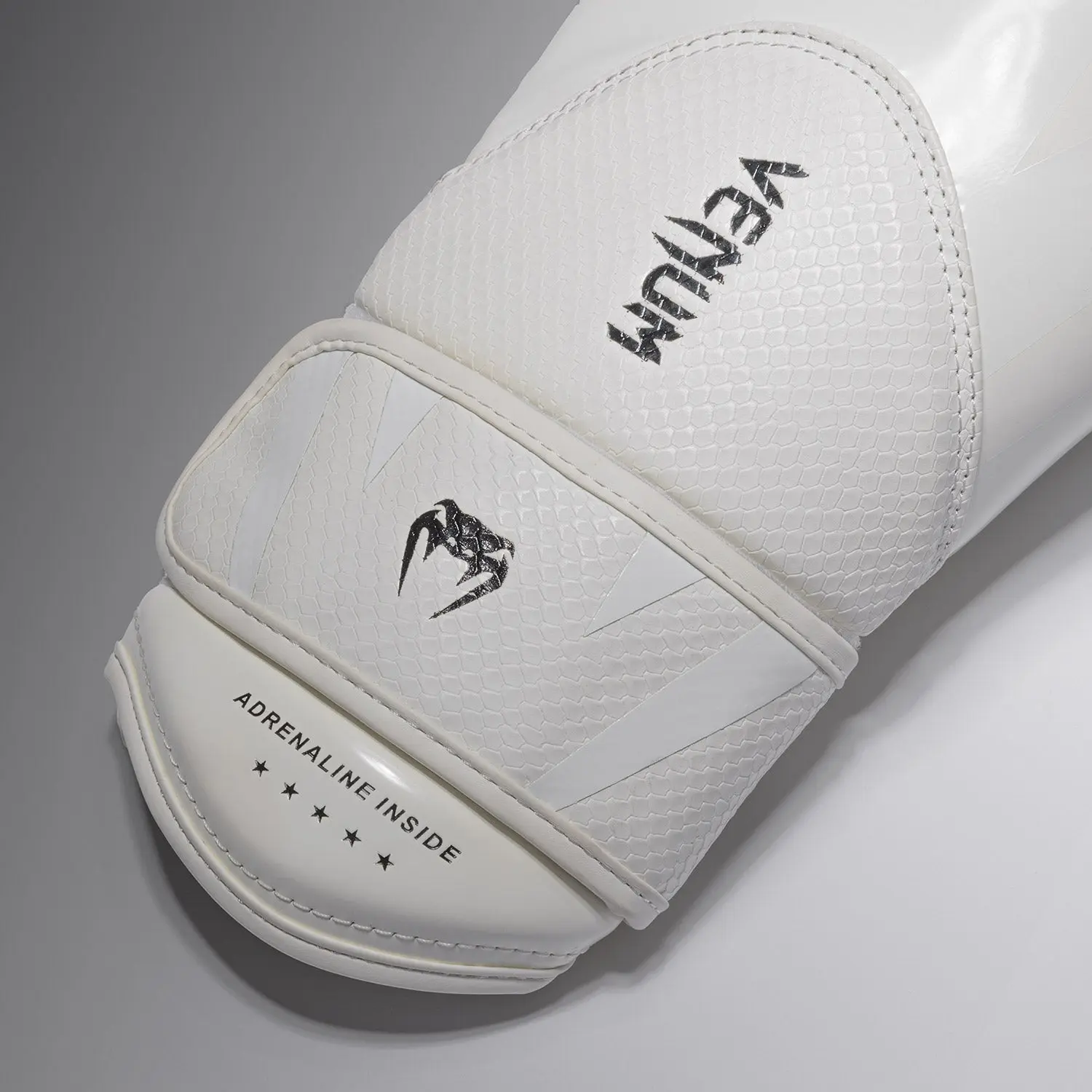 Venum Challenger 4.0 Scales Boxing Gloves - Ivory детайл на логото