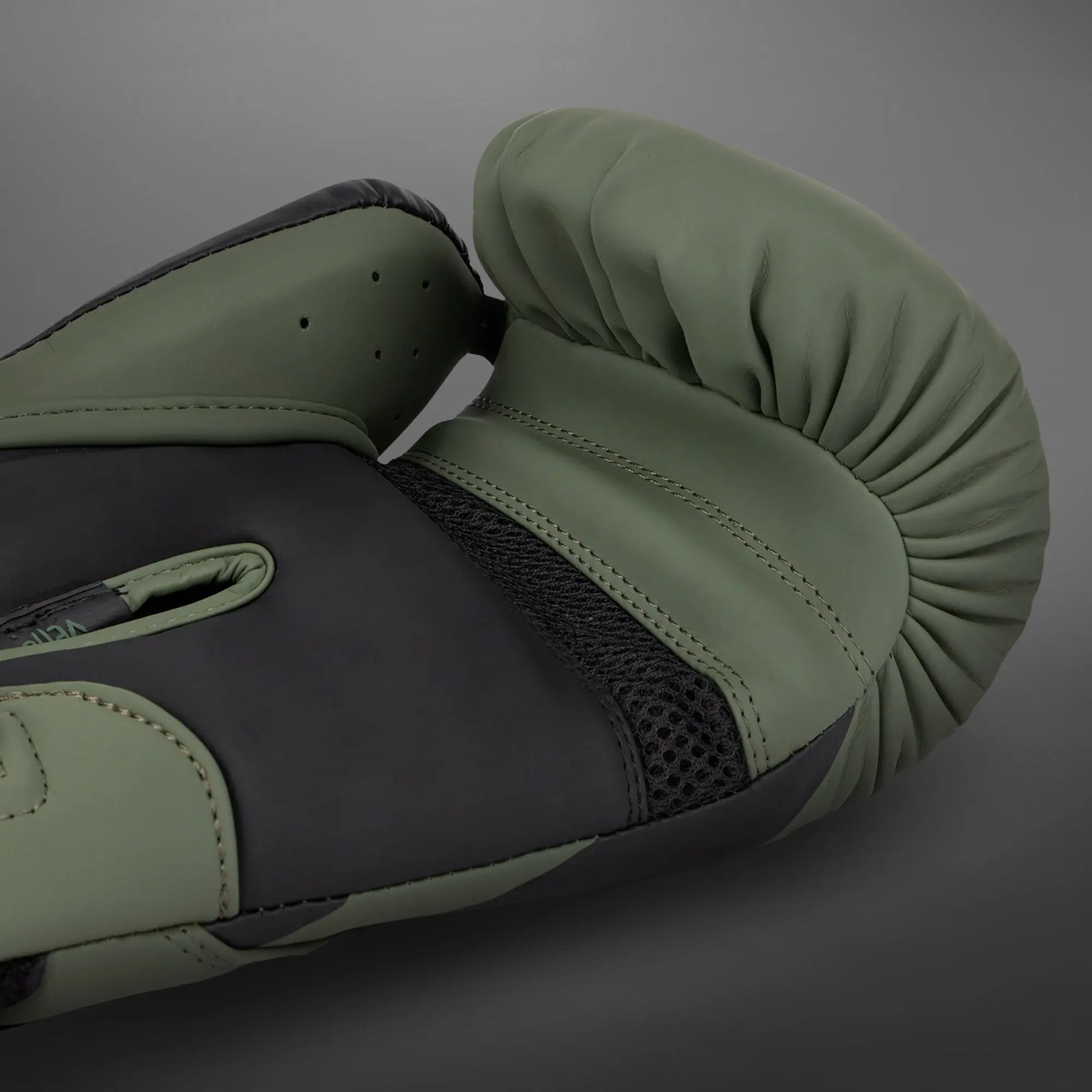 Venum Challenger 4.0 Boxing Gloves - Khaki/Black, близък план на ръкавица