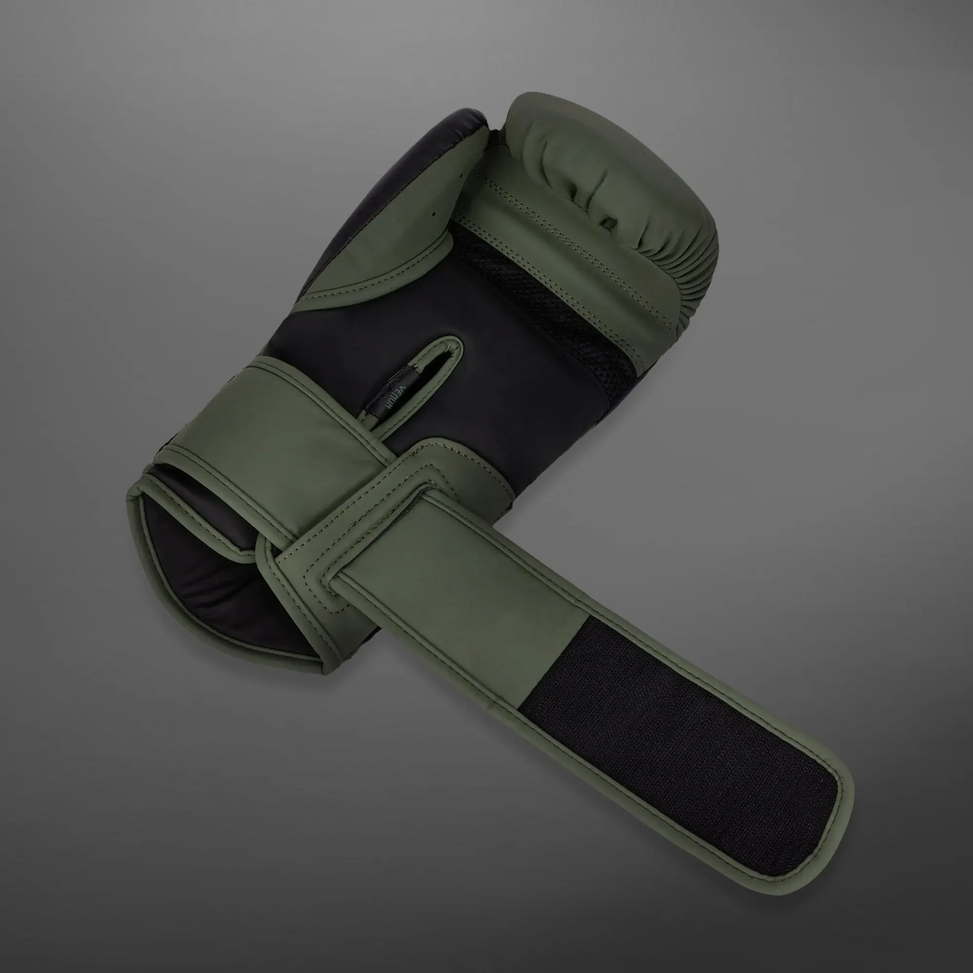 Venum Challenger 4.0 Boxing Gloves - Khaki/Black, закопчалка на ръкавица