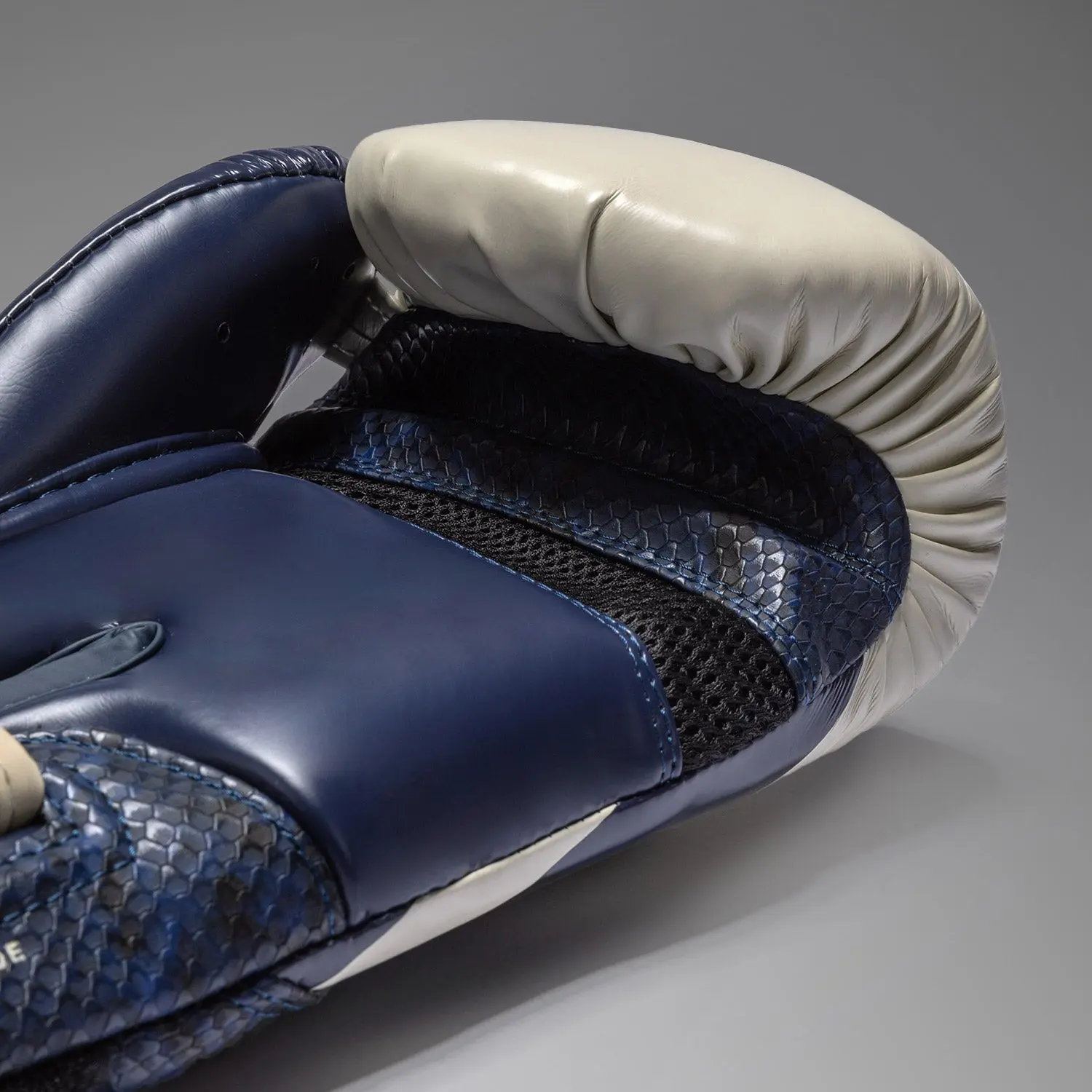 Venum Challenger 4.0 Scales Boxing Gloves - Midnight Blue, близък план на материята