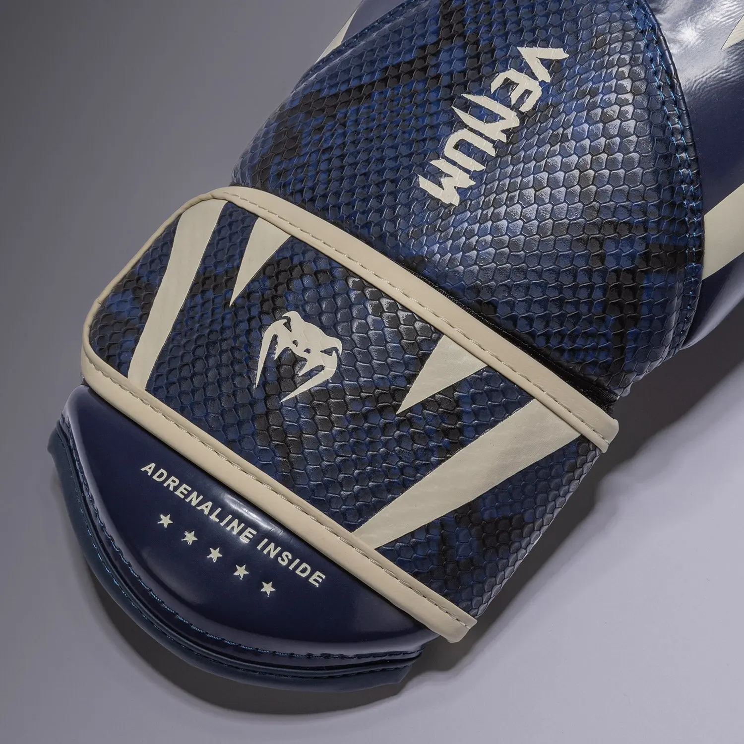 Venum Challenger 4.0 Scales Boxing Gloves - Midnight Blue, детайл с логото