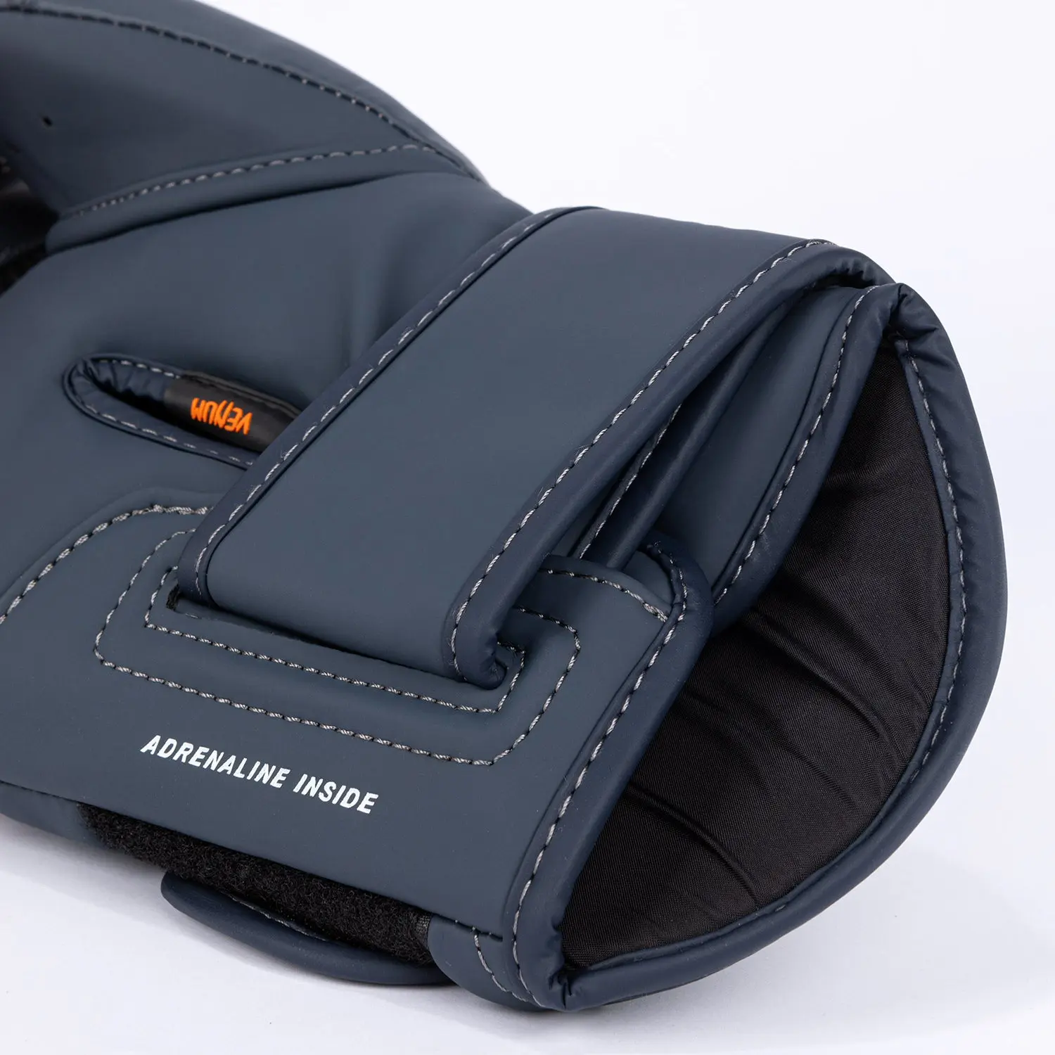Venum Challenger 4.0 Boxing Gloves - Orange/Navy Blue, детайлен изглед на закопчалката