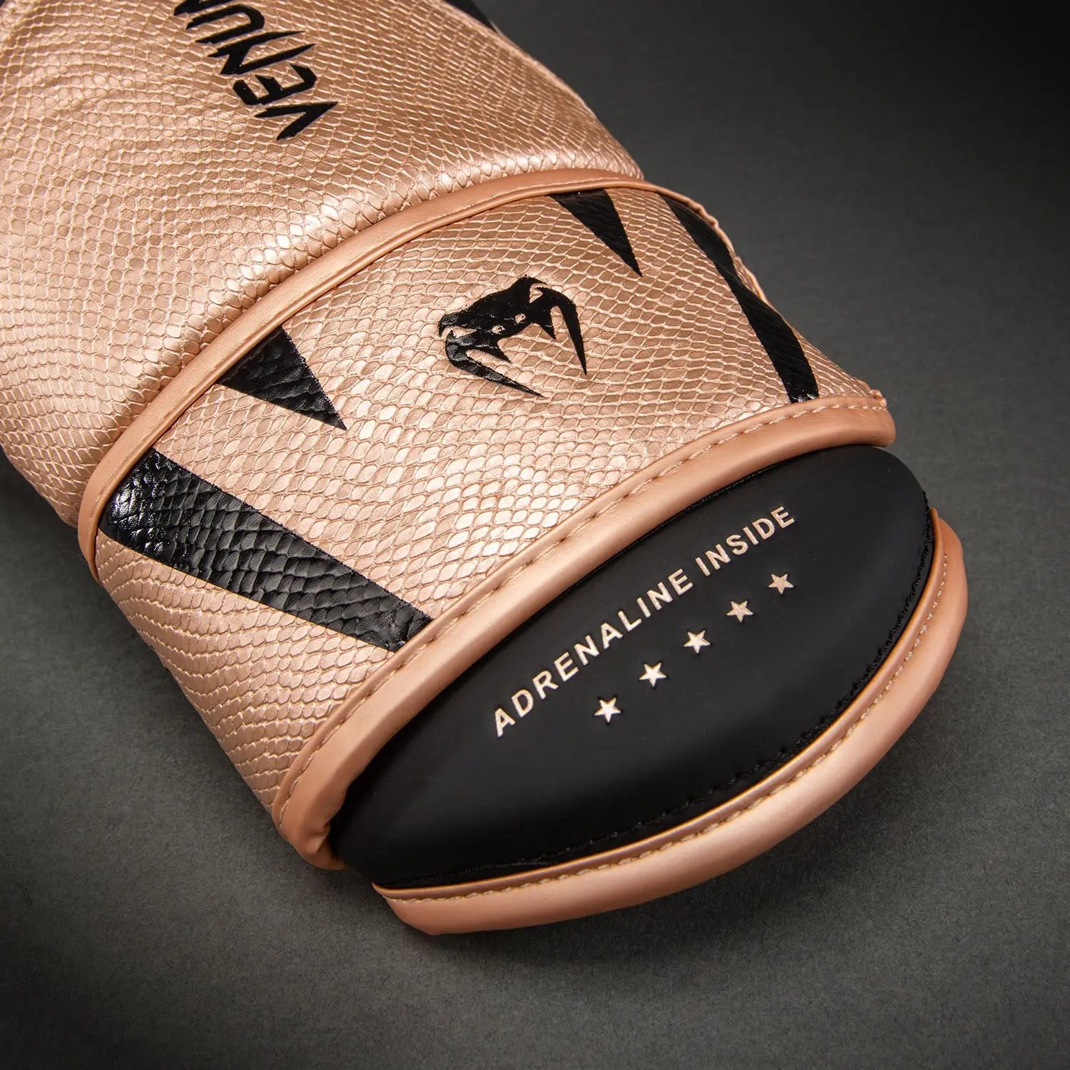 Venum Challenger 4.0 Scales Boxing Gloves - Pearly Pink/Black детайл