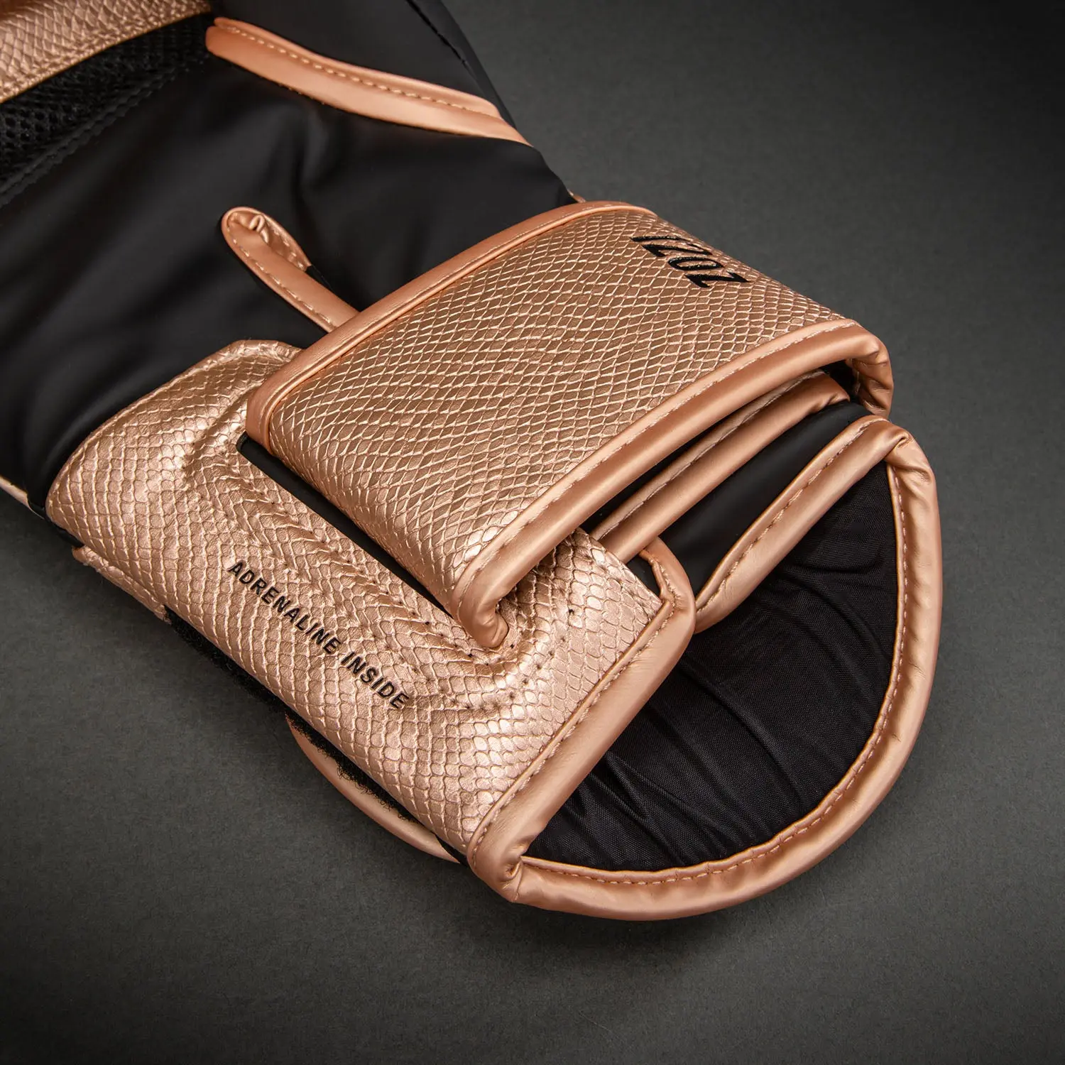 Venum Challenger 4.0 Scales Boxing Gloves - Pearly Pink/Black затваряне