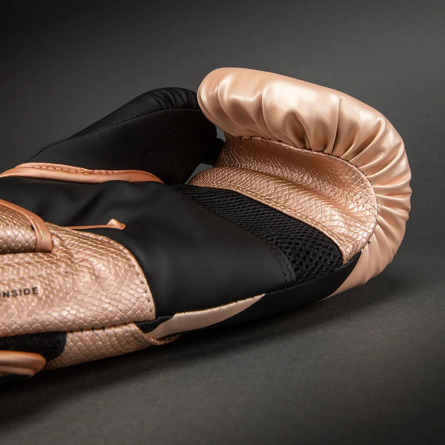 Venum Challenger 4.0 Scales Boxing Gloves - Pearly Pink/Black гъвкавост