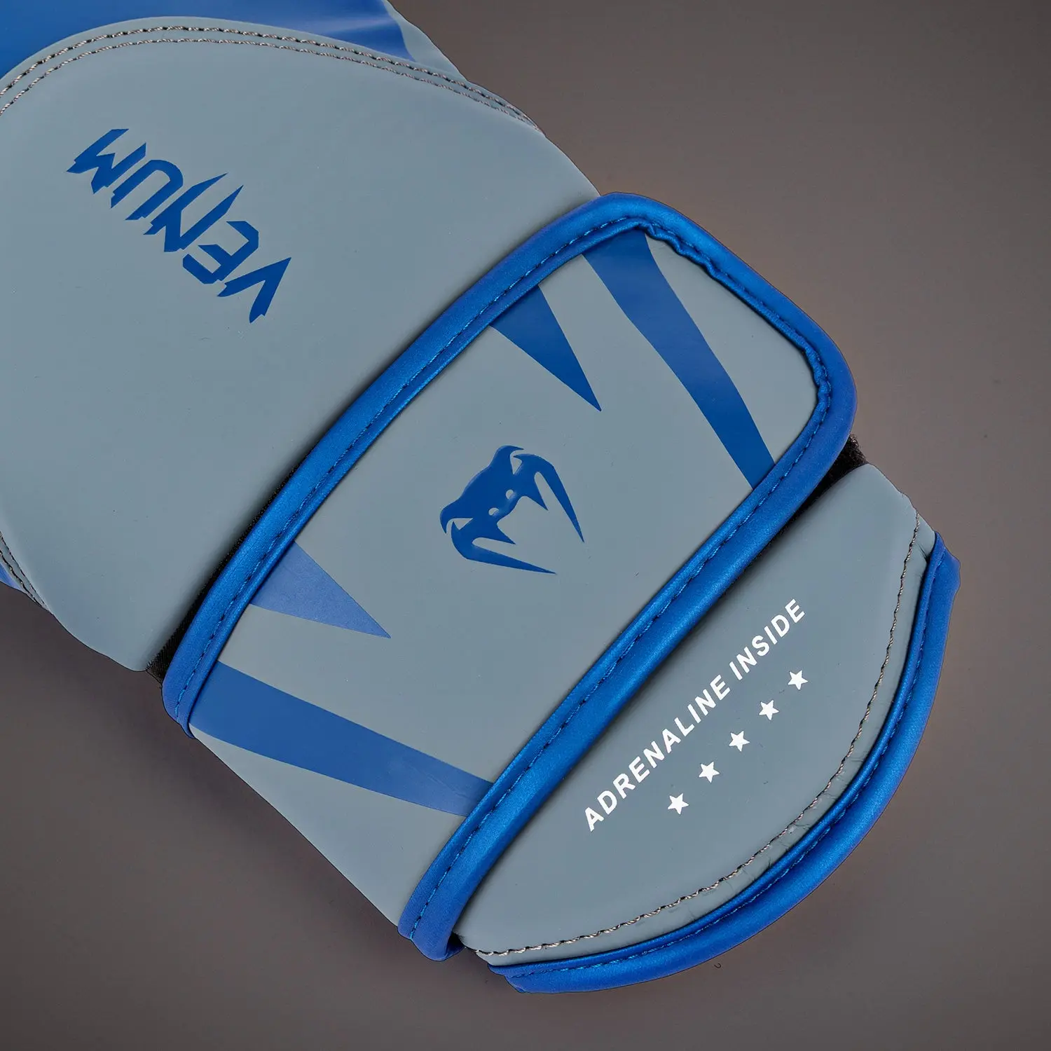 Venum Challenger 4.0 Boxing Gloves - Pebble Grey детайл с логото