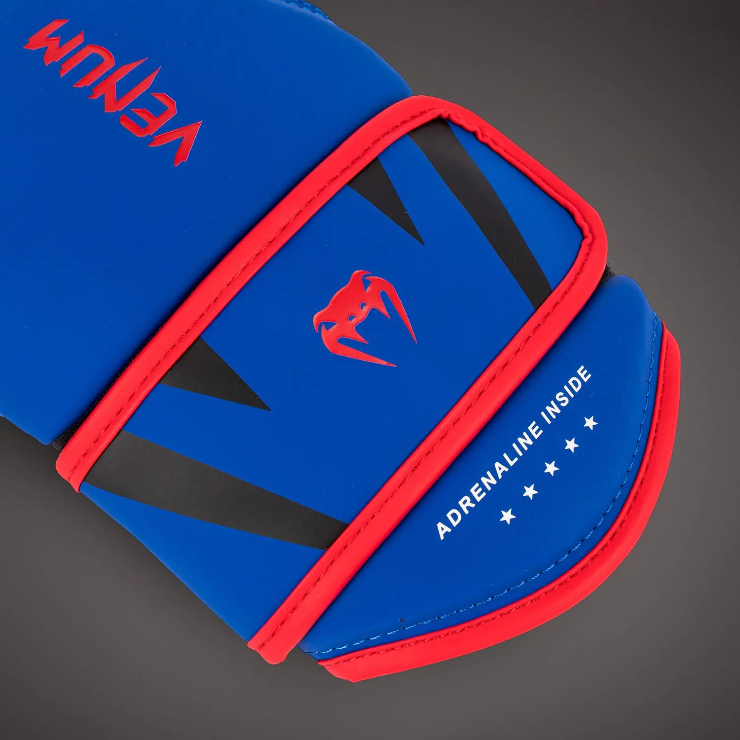 Venum Challenger 4.0 Boxing Gloves - Royal Blue, детайл лого