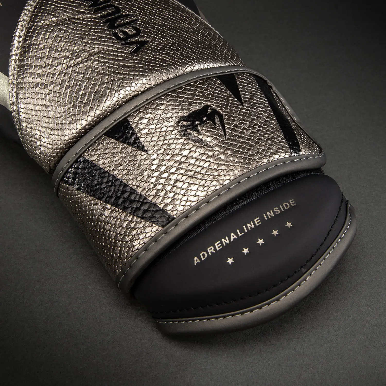 Venum Challenger 4.0 Scales Boxing Gloves - Silver/Black, детайл лого и надпис Adrenaline Inside