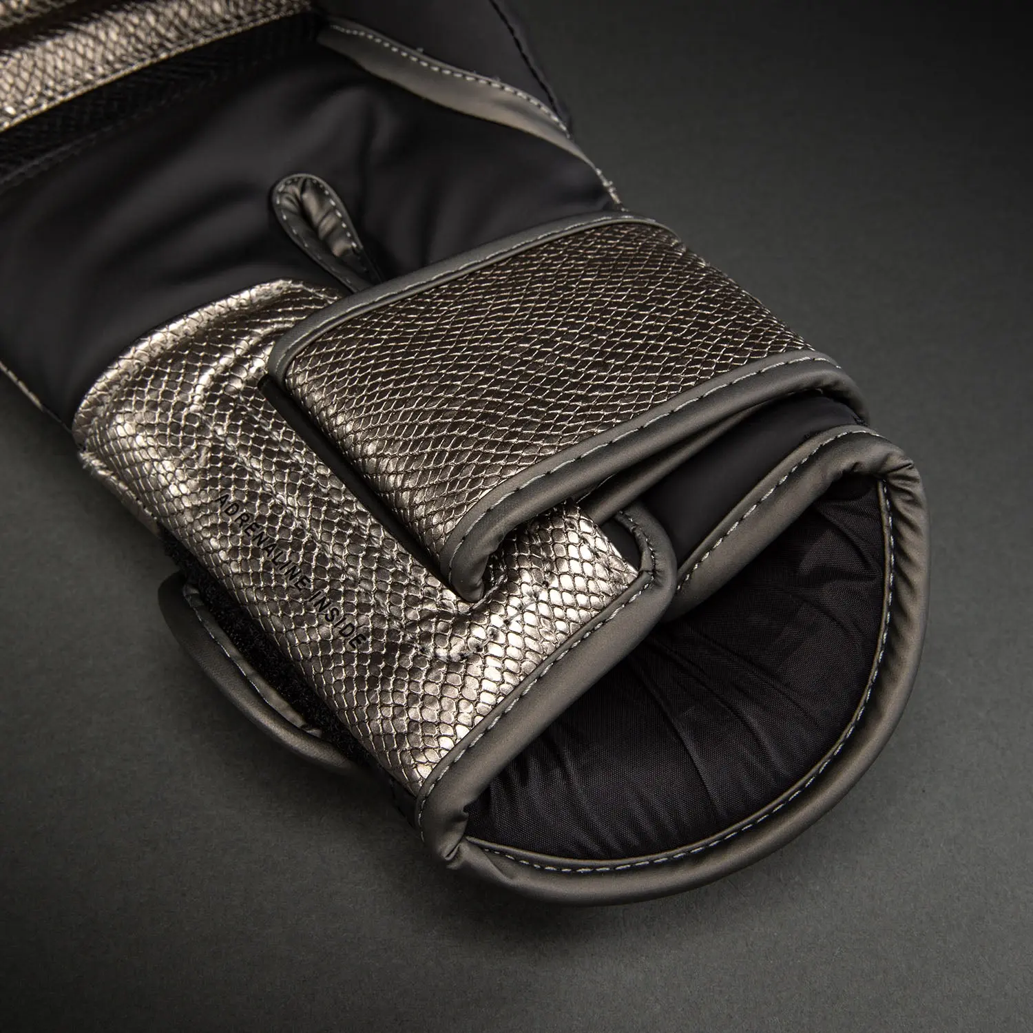 Venum Challenger 4.0 Scales Boxing Gloves - Silver/Black, детайл маншет