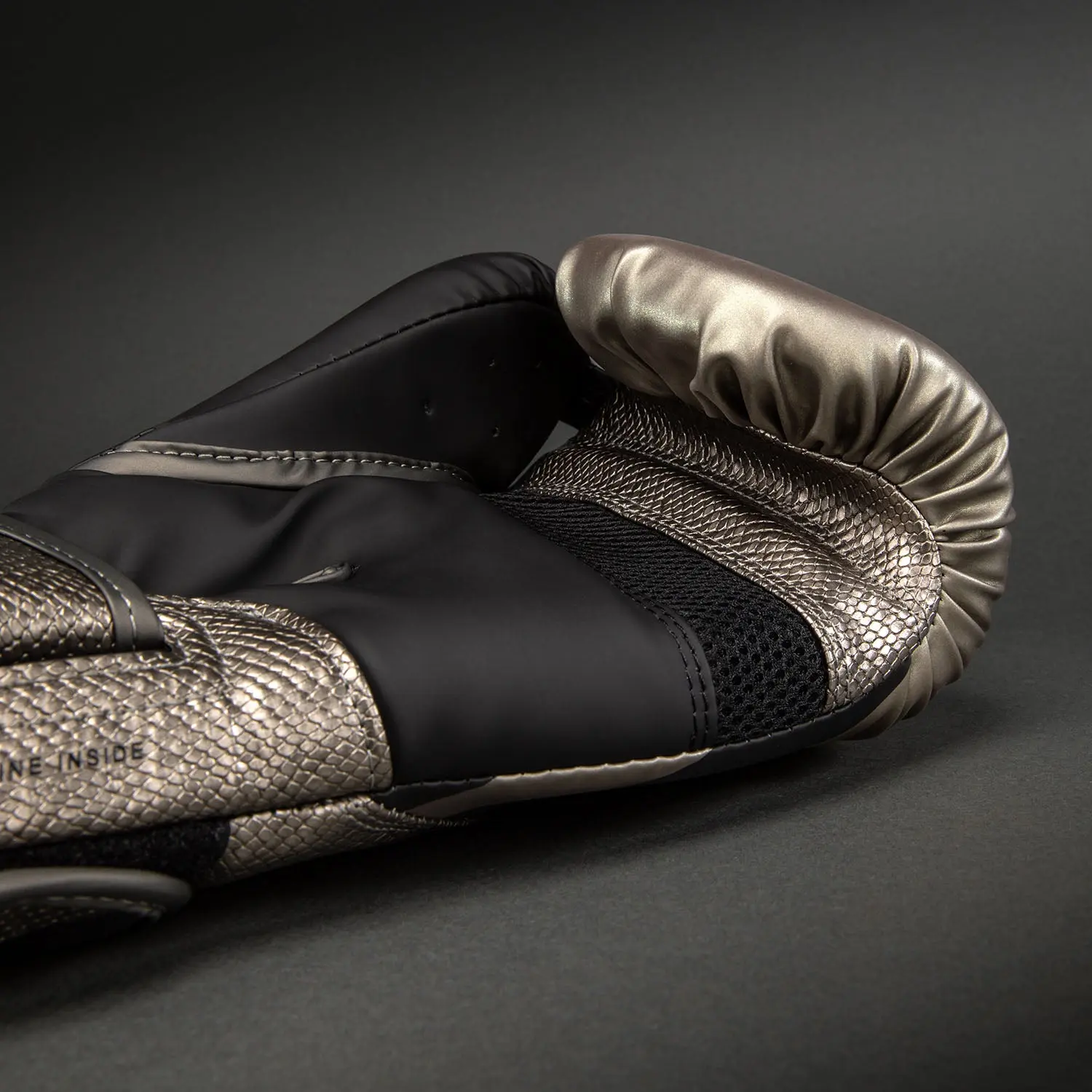Venum Challenger 4.0 Scales Boxing Gloves - Silver/Black, страничен изглед