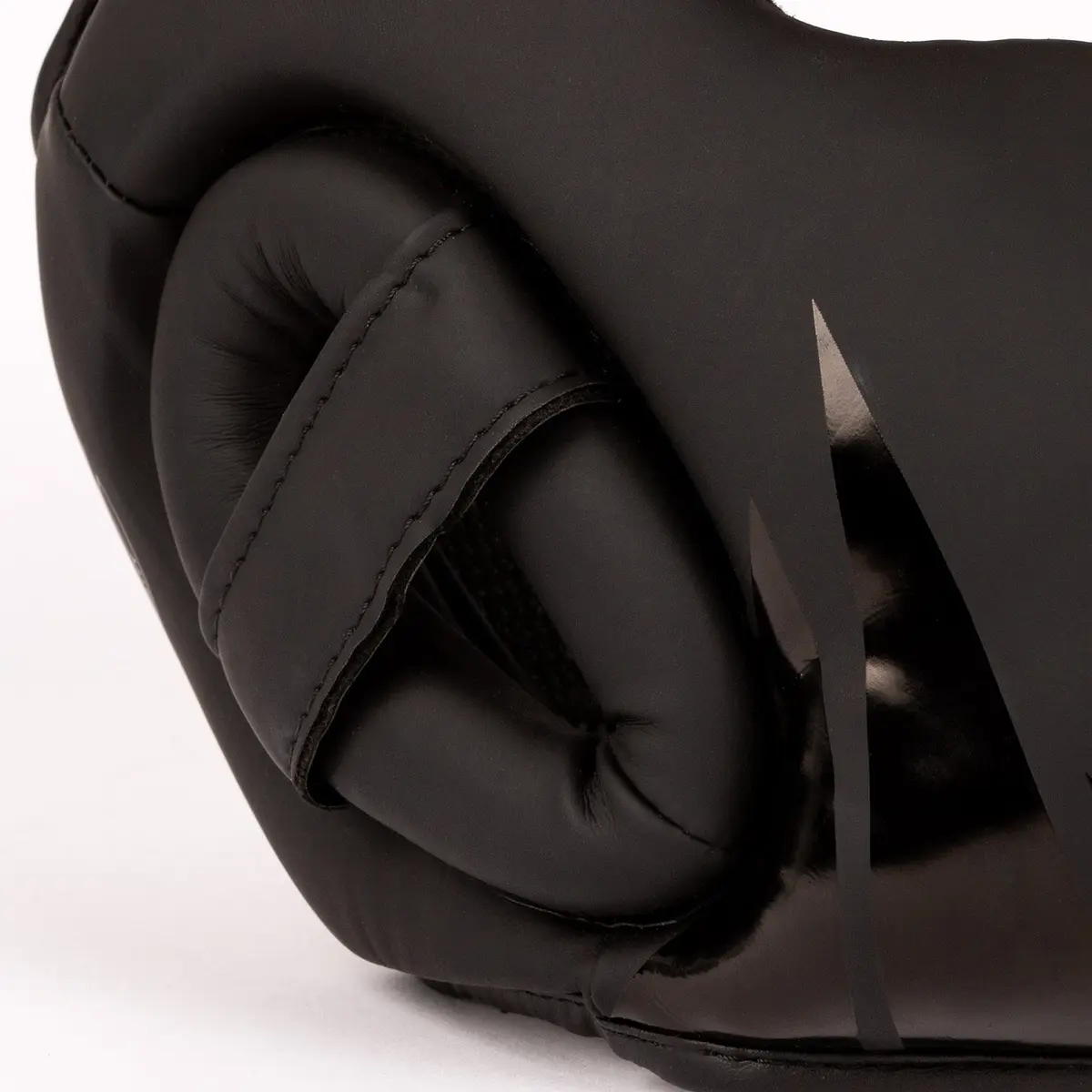 Venum Challenger Kids Headgear - Black/Black близък план на предпазителите за уши
