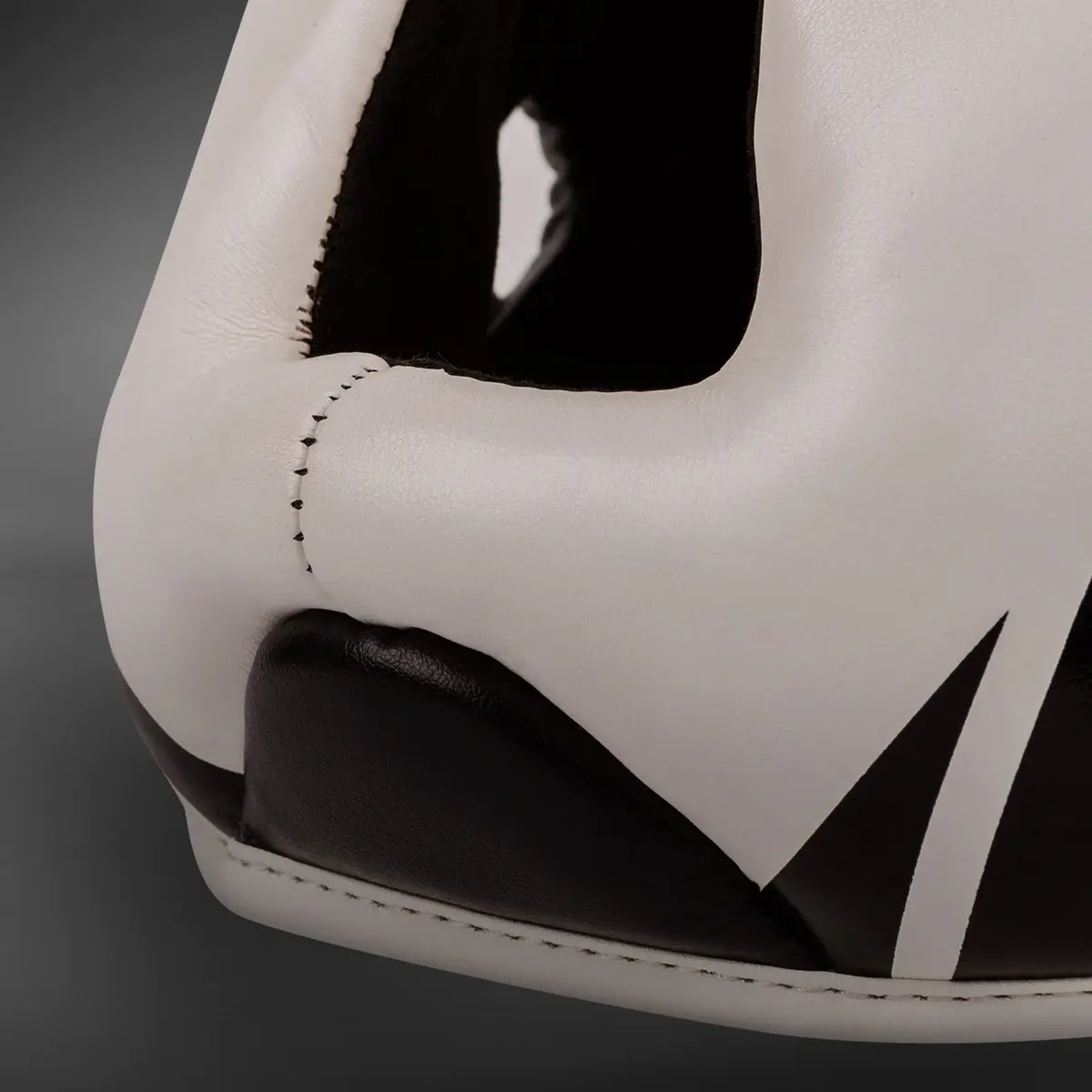 Venum Challenger Kids Headgear - Black/White шевове и детайл