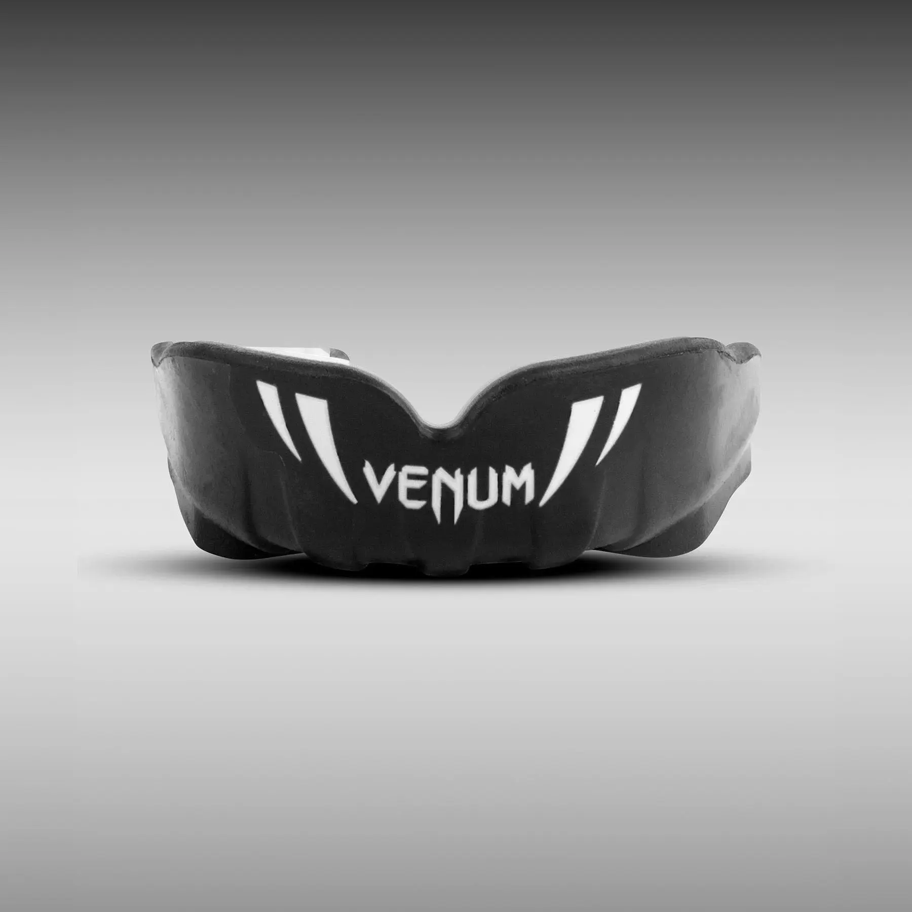 Venum Протектор за уста за ДЕЦА ДО 10г - Venum Challenger Kids Mouthguard - Black/White - преден изглед
