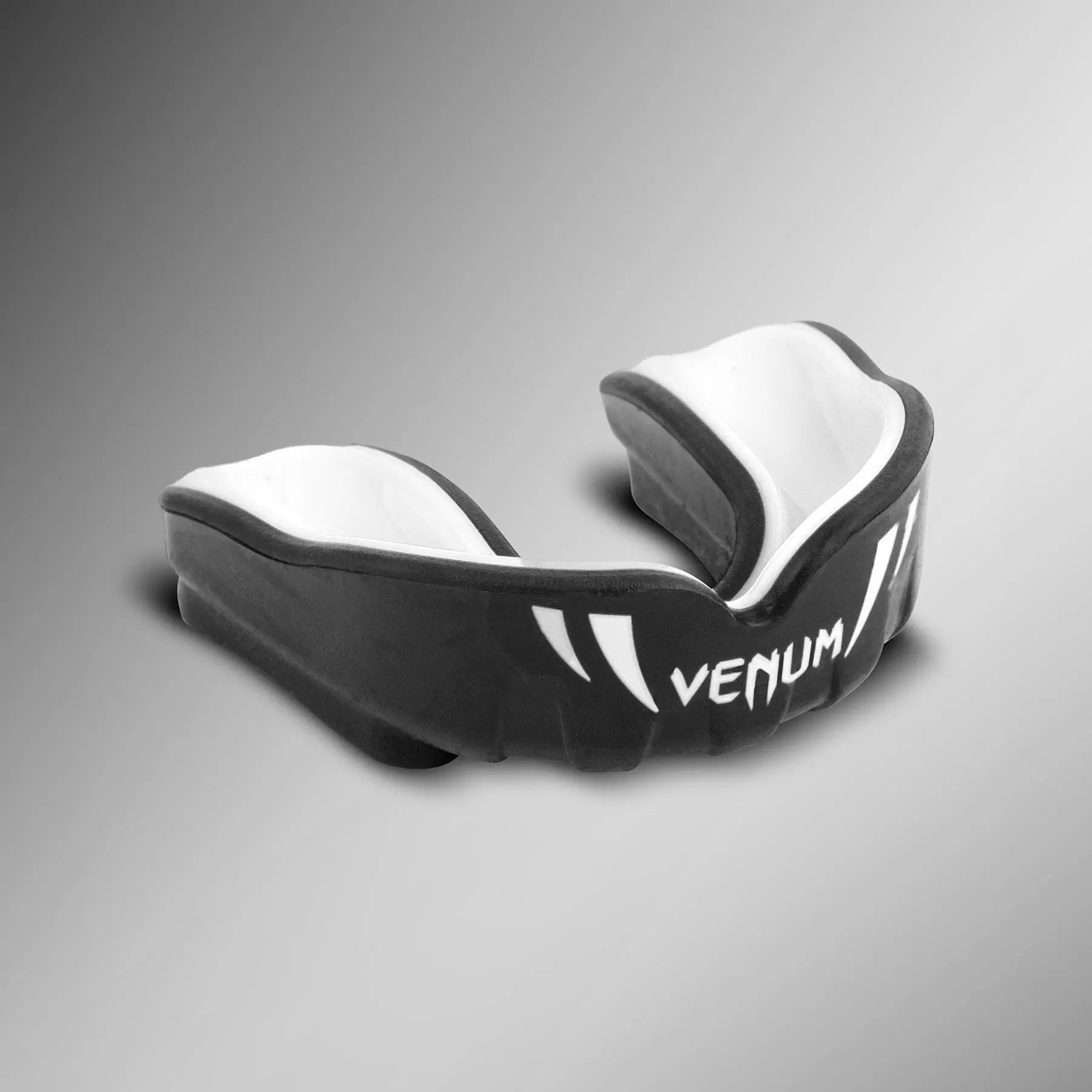 Venum Протектор за уста за ДЕЦА ДО 10г - Venum Challenger Kids Mouthguard - Black/White - страничен изглед