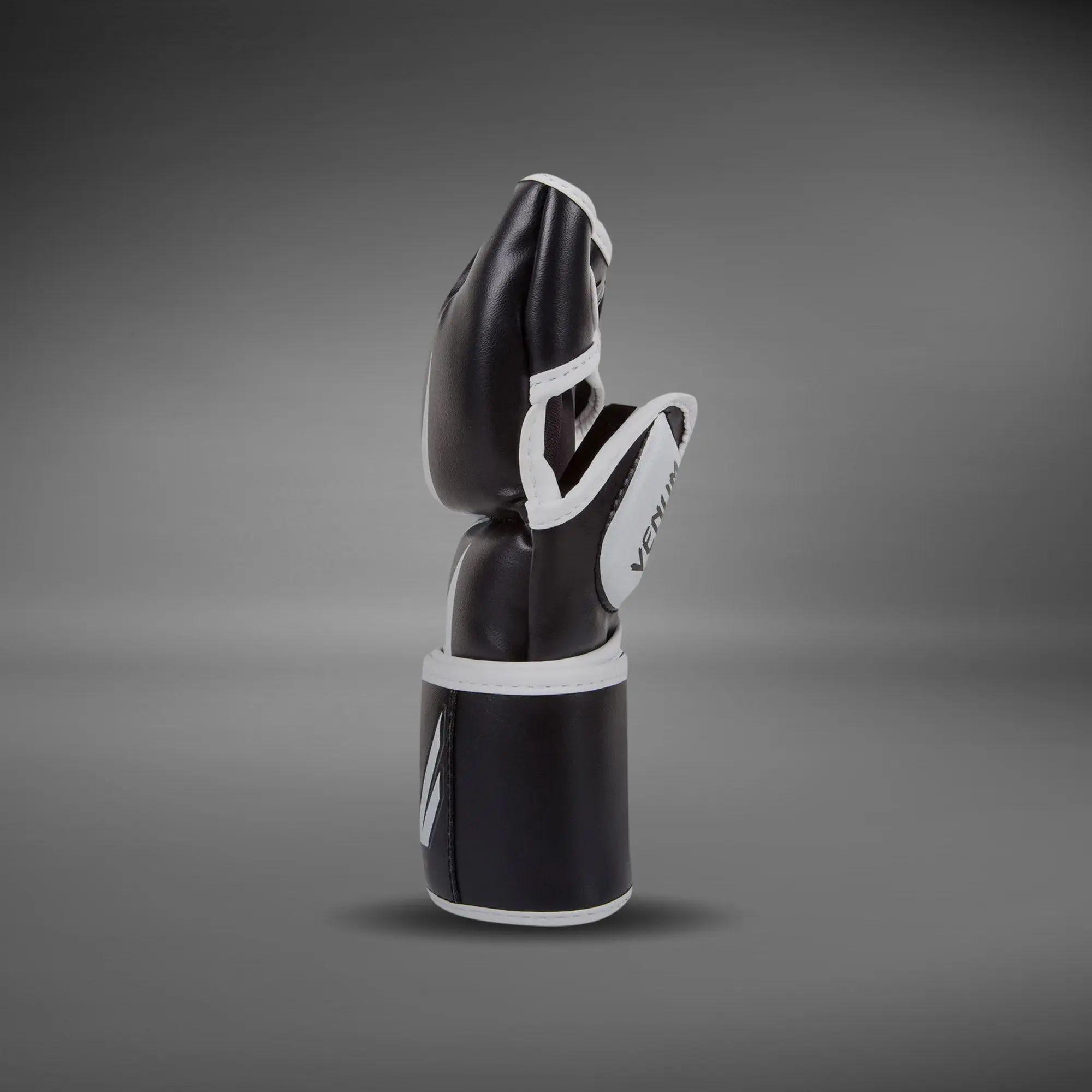 ММА ръкавици Venum Challenger MMA Gloves Black/Black страничен изглед