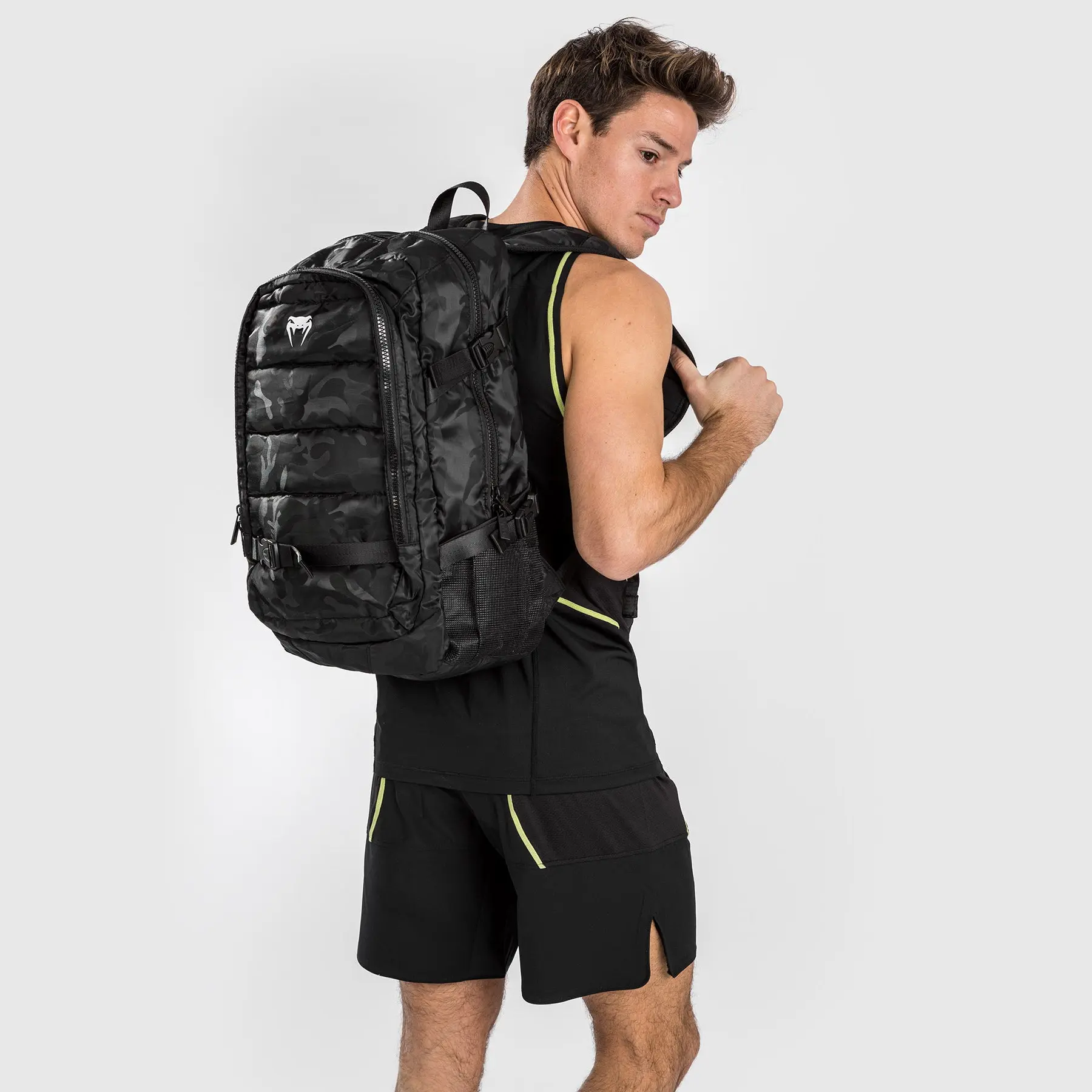 Venum Challenger Pro BackPack (20-25L) - Black/Dark Camo модел носещ раницата