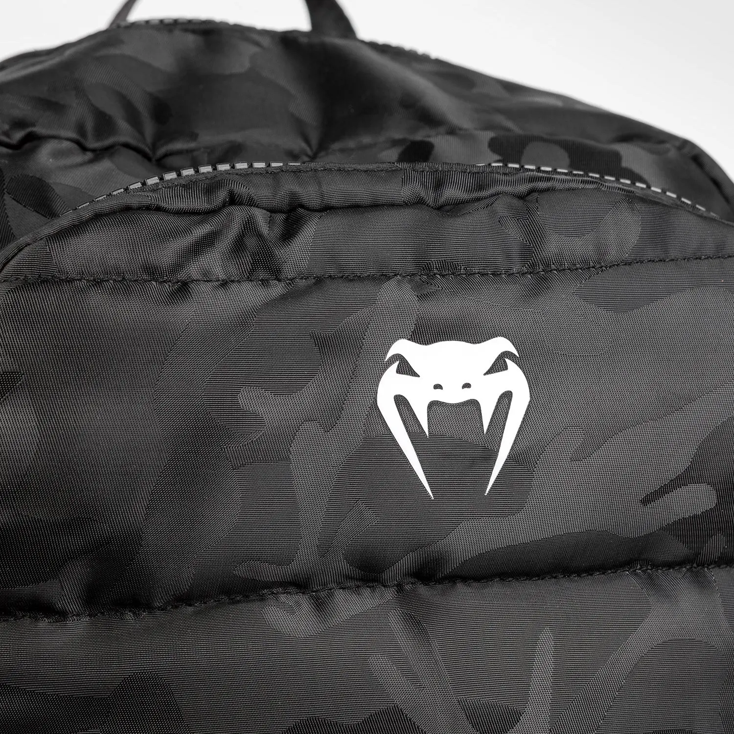 Venum Challenger Pro BackPack (20-25L) - Black/Dark Camo лого Venum отпред