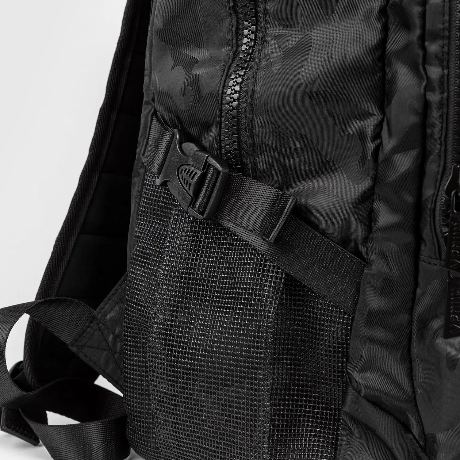 Venum Challenger Pro BackPack (20-25L) - Black/Dark Camo детайл на каишка