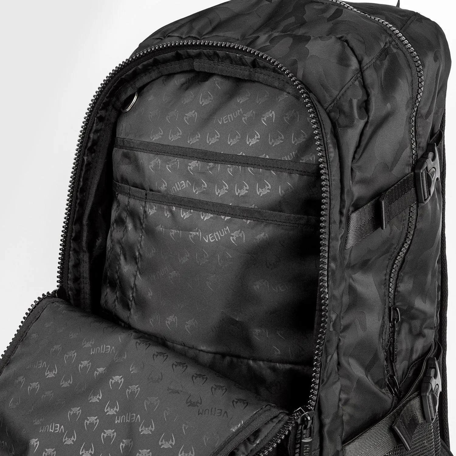 Venum Challenger Pro BackPack (20-25L) - Black/Dark Camo отворен основен джоб