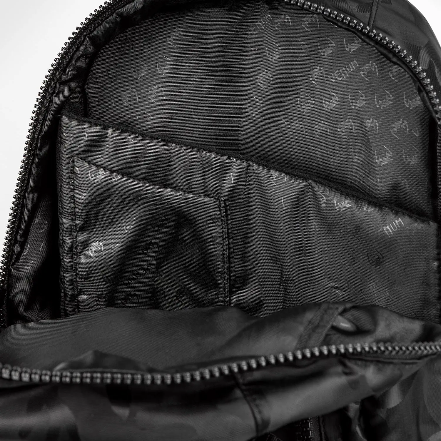 Venum Challenger Pro BackPack (20-25L) - Black/Dark Camo отворен вътрешен джоб