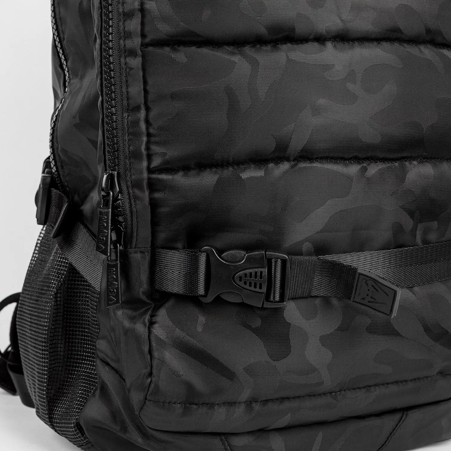 Venum Challenger Pro BackPack (20-25L) - Black/Dark Camo детайл на цип