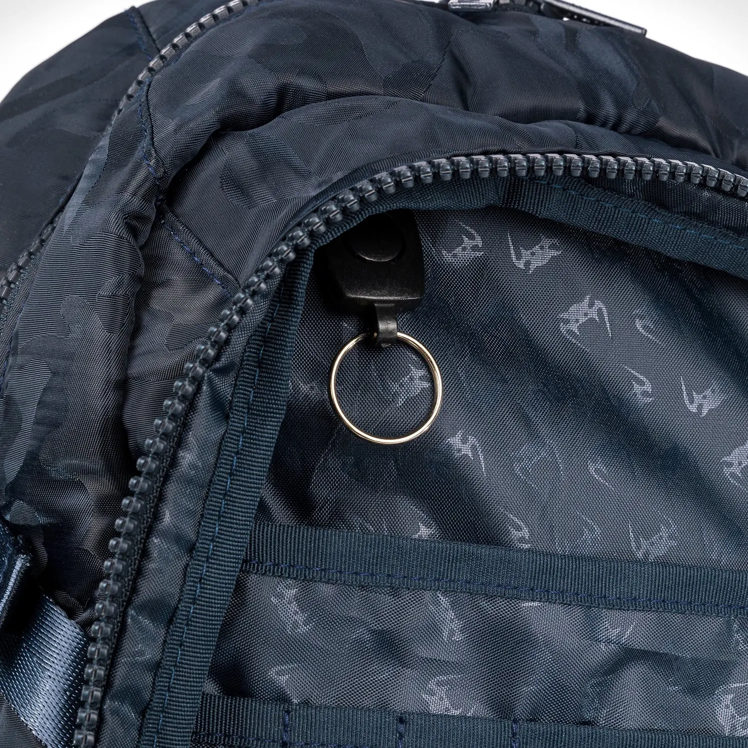 Venum Challenger Pro BackPack (20-25L) - Camo/Blue, детайл от вътрешния джоб с повтарящо се лого Venum