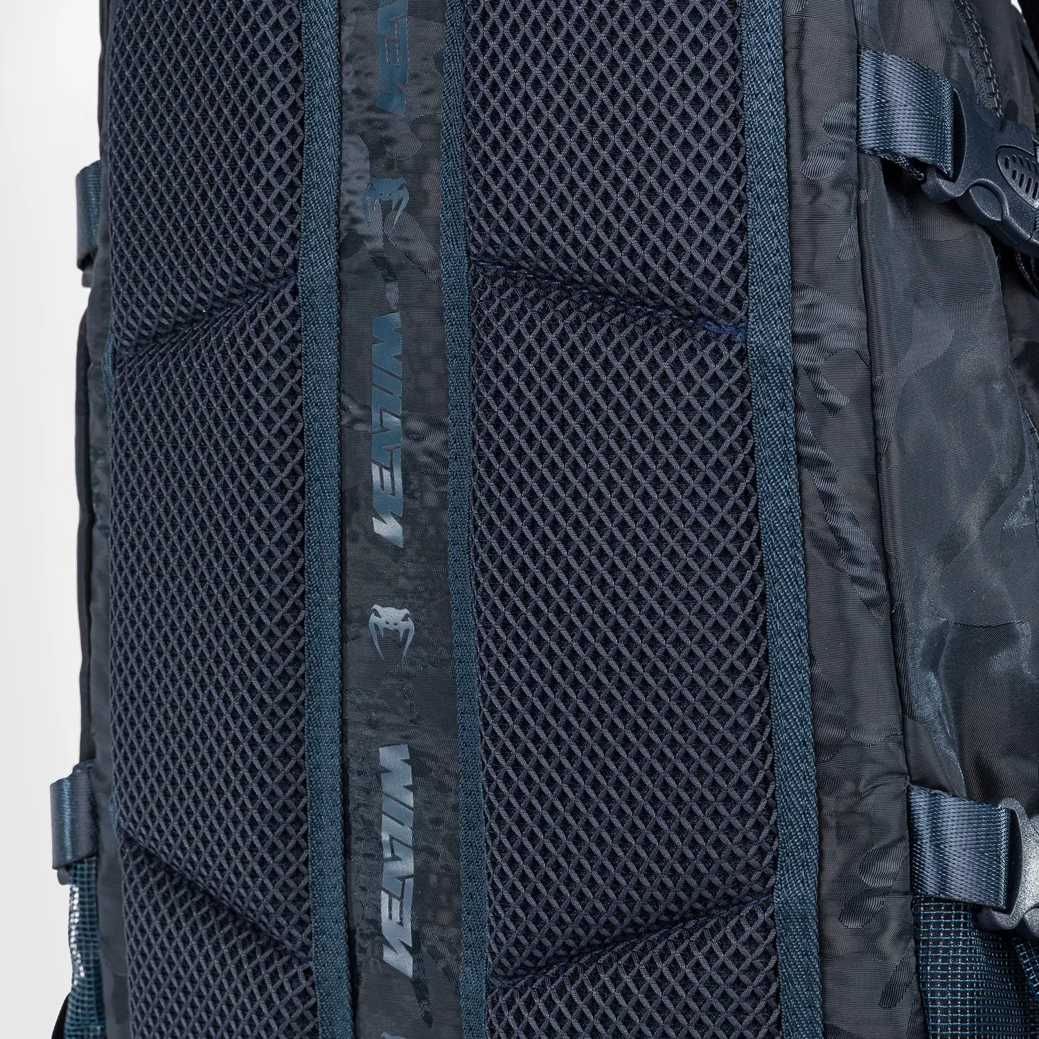 Venum Challenger Pro BackPack (20-25L) - Camo/Blue, детайл от гърба с лого Venum