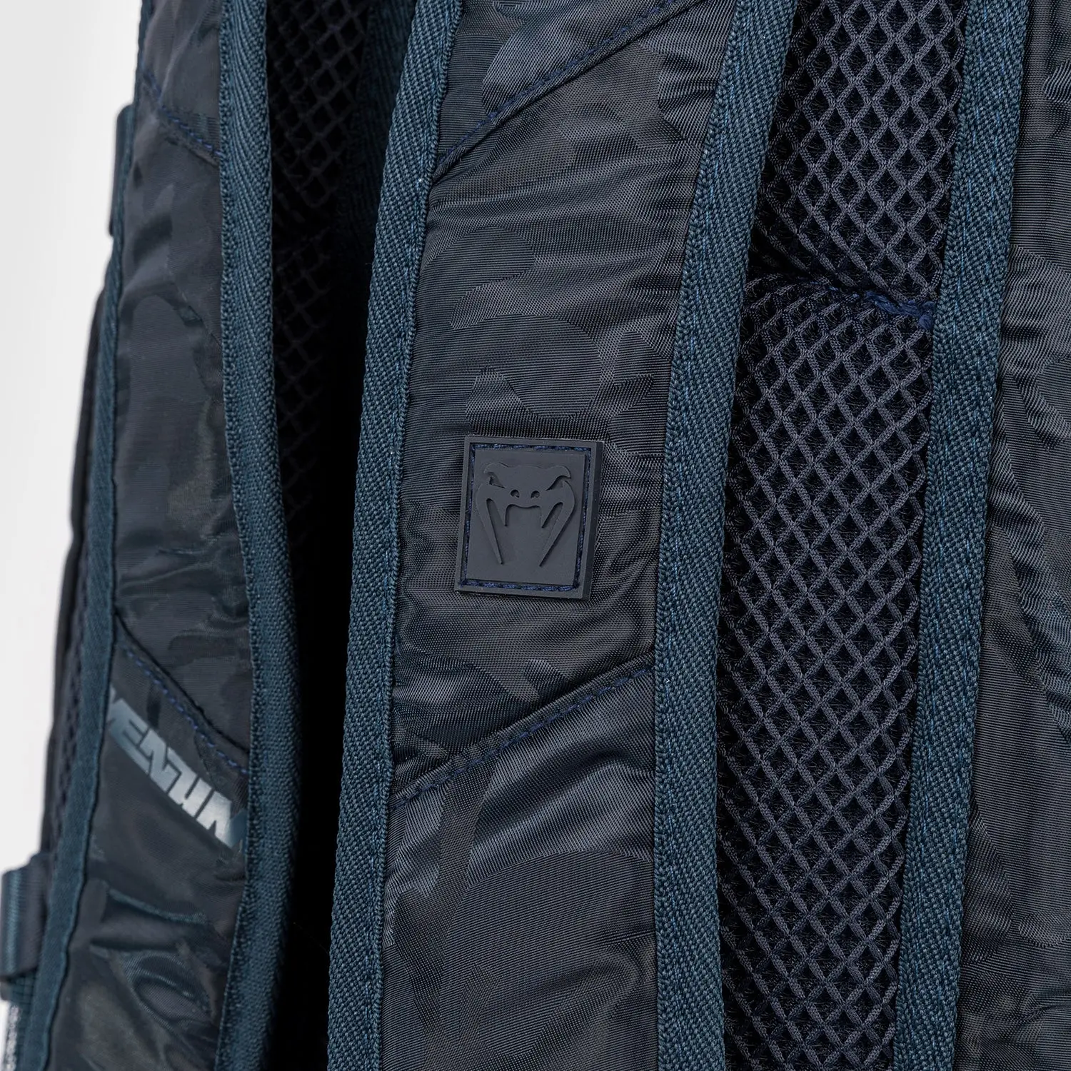 Venum Challenger Pro BackPack (20-25L) - Camo/Blue, детайл от гърба с предпазна система