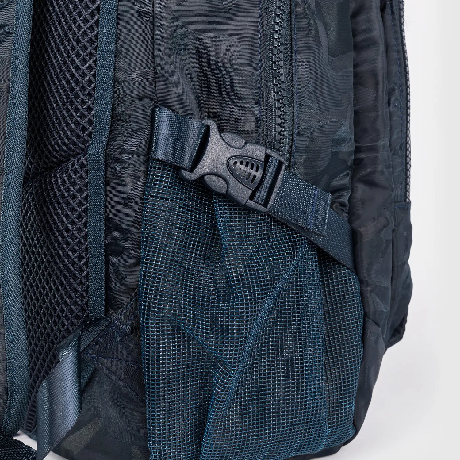 Venum Challenger Pro BackPack (20-25L) - Camo/Blue, страничен мрежест джоб с катарама