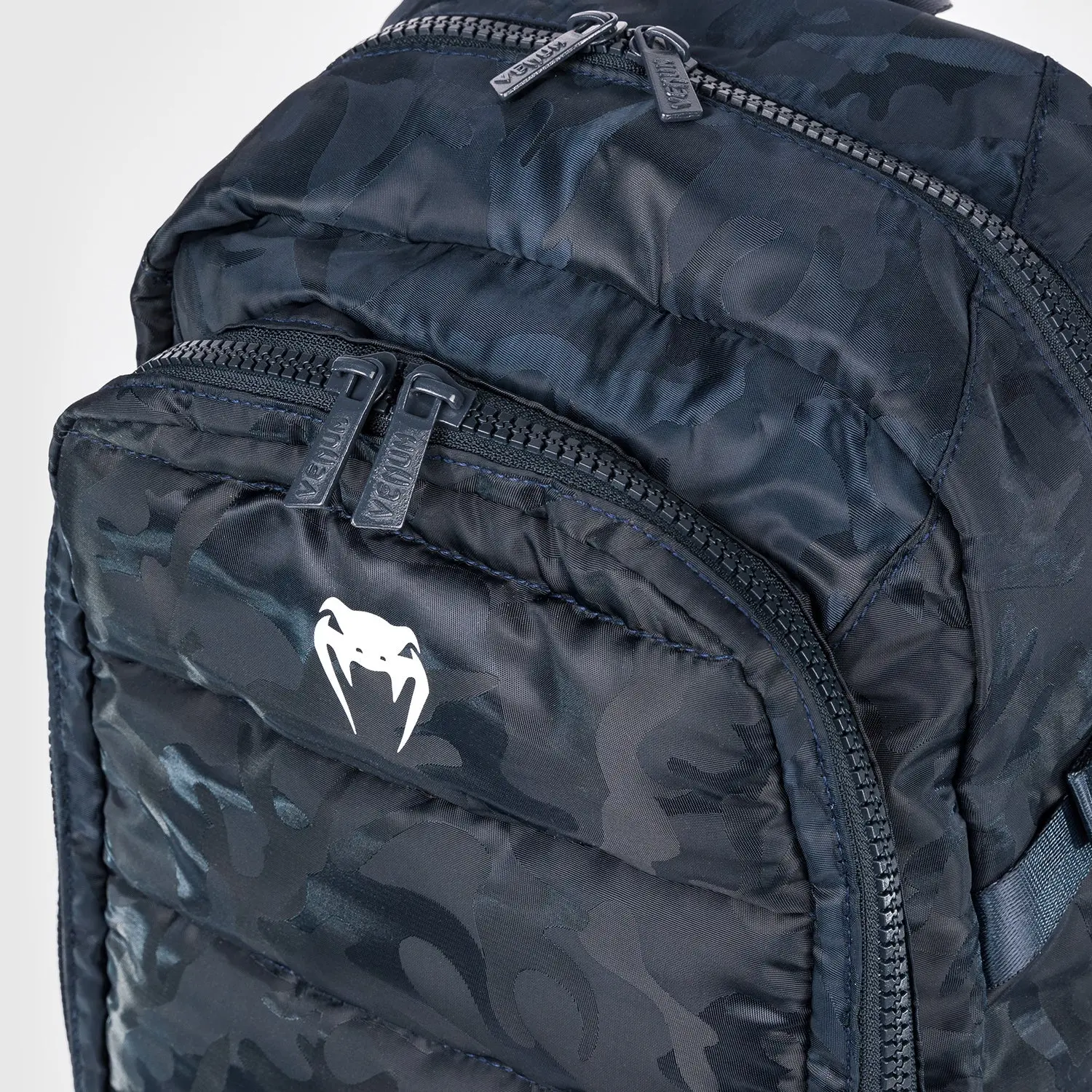 Venum Challenger Pro BackPack (20-25L) - Camo/Blue, предни джобове с ципове и лого Venum