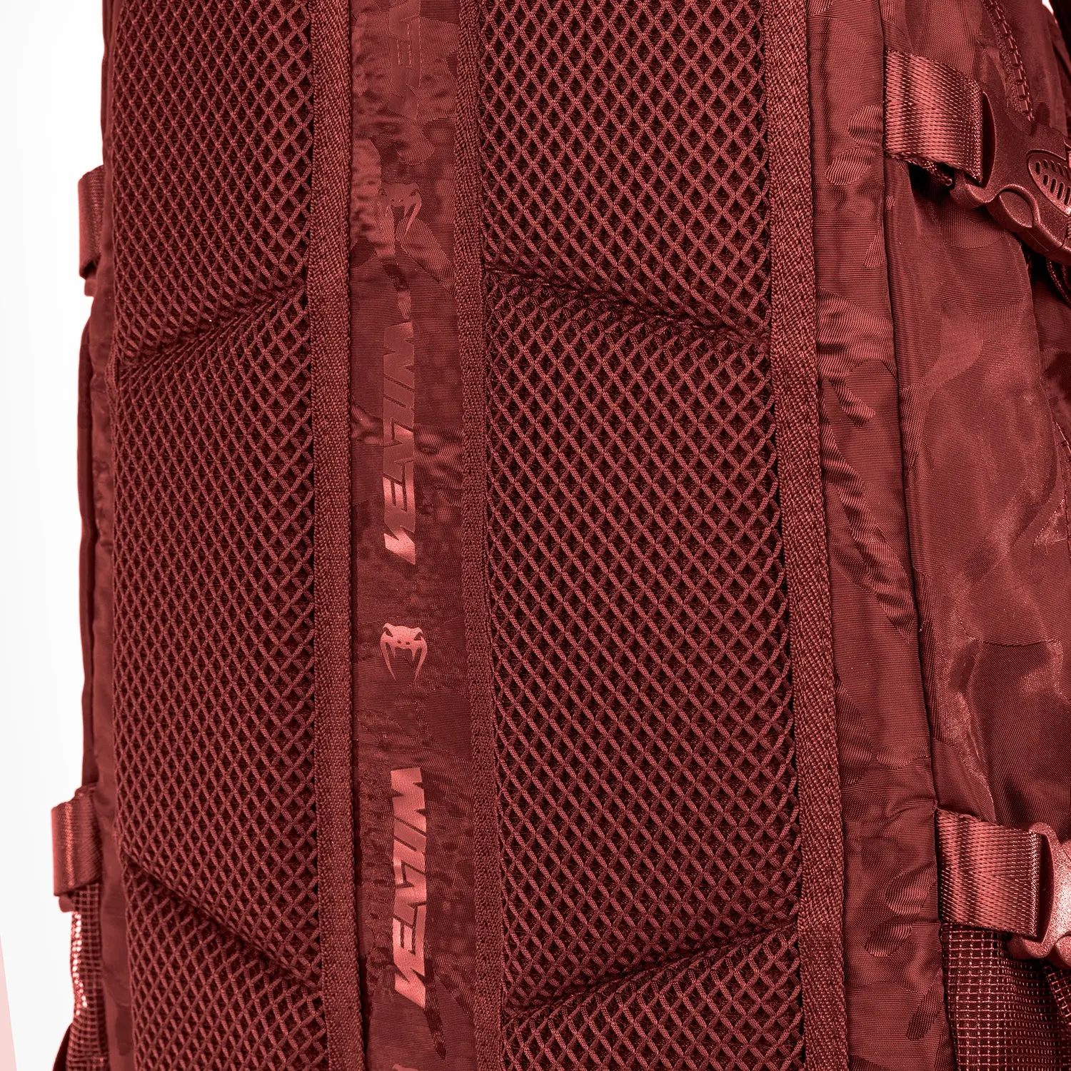 Venum Challenger Pro BackPack (20-25L) - Camo/Burgundy детайл мрежеста материя